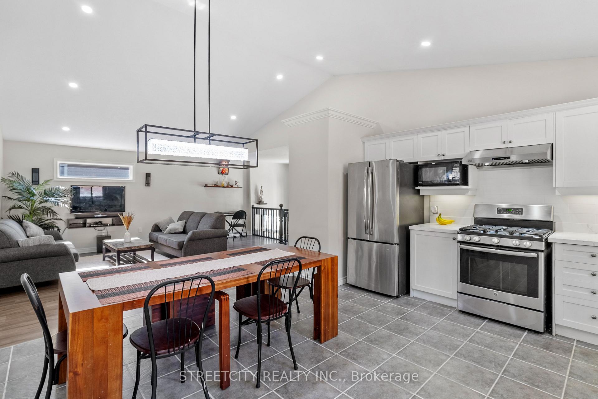 Photo 13 of 131 Bridle Path, Strathroy-Caradoc, SW — HOMEH