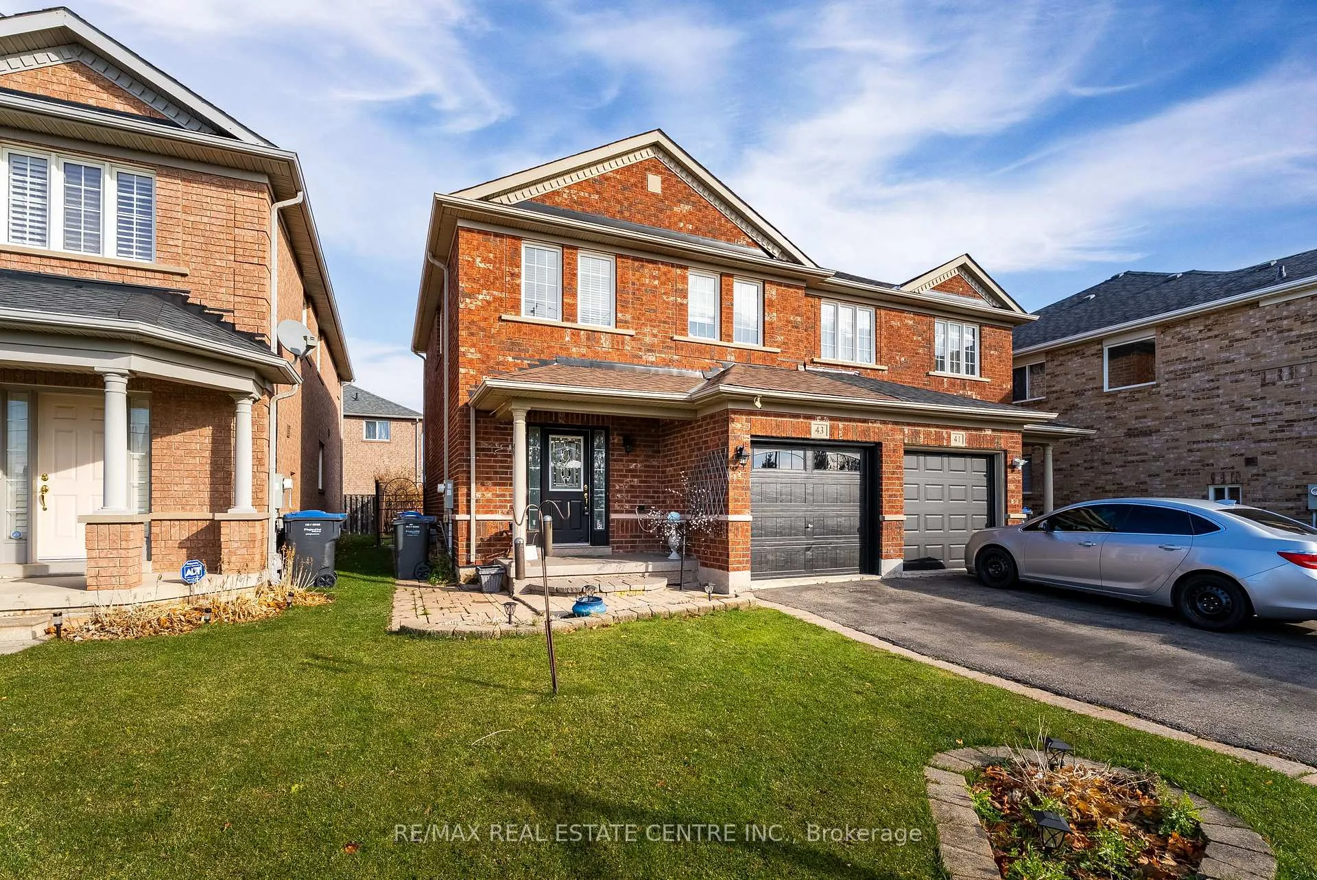 Photo 5 of 43 Lockheed Crescent, Brampton, Fletcher's Meadow — HOMEH