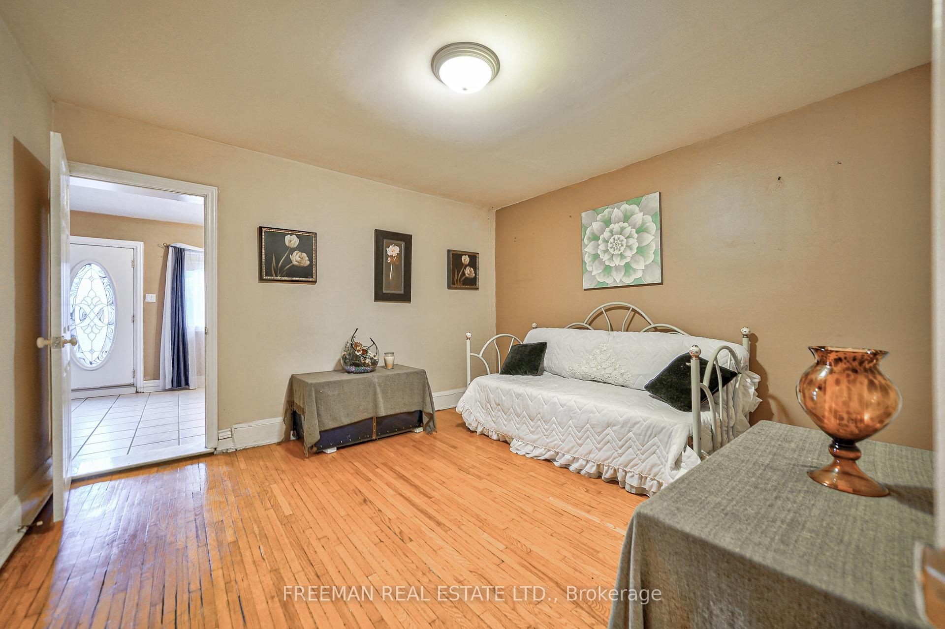 Photo 12 of 1925 Dufferin Street, Toronto, Oakwood Village — HOMEH