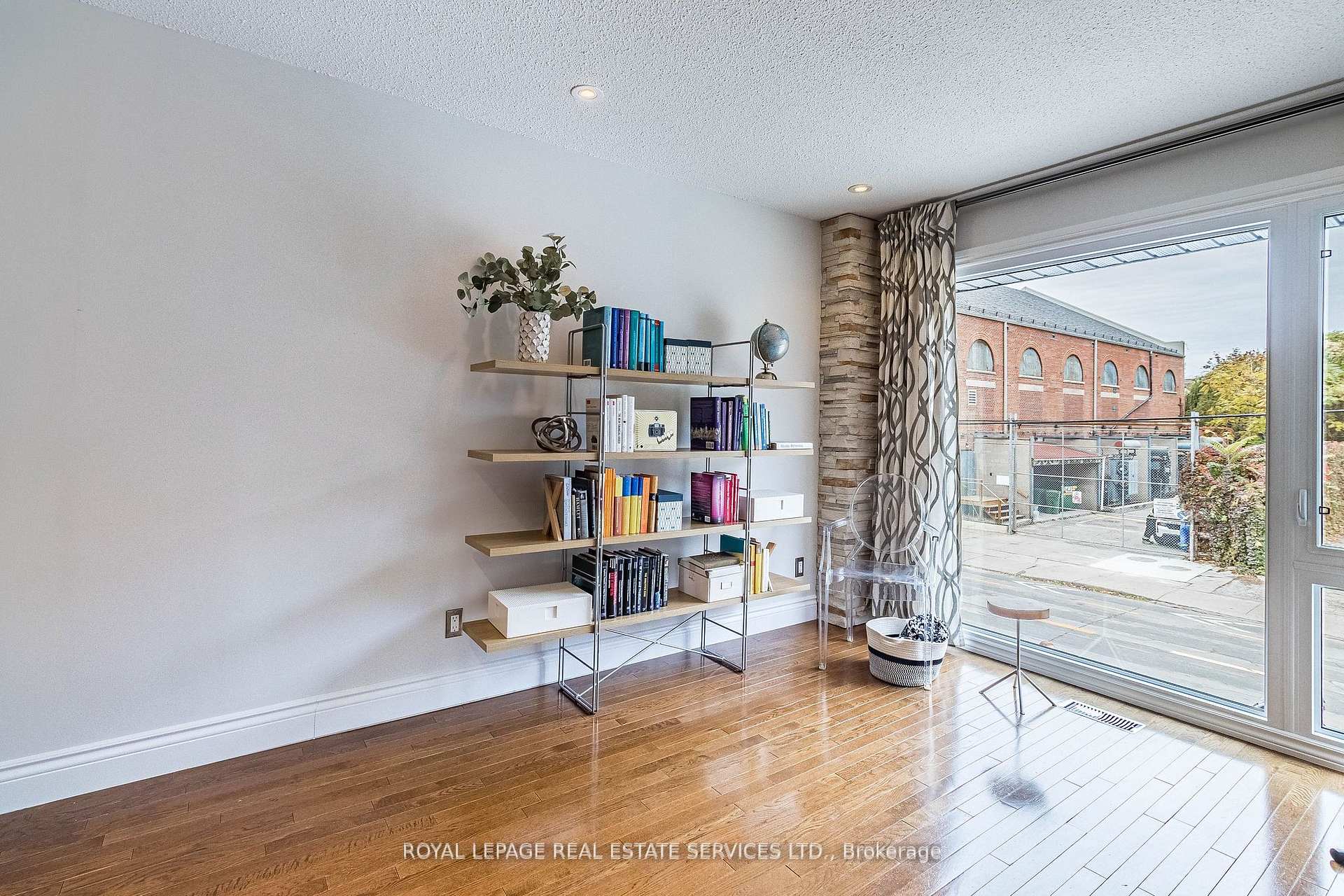 Photo 6 of 115 Tecumseth Street, Toronto, Niagara — HOMEH