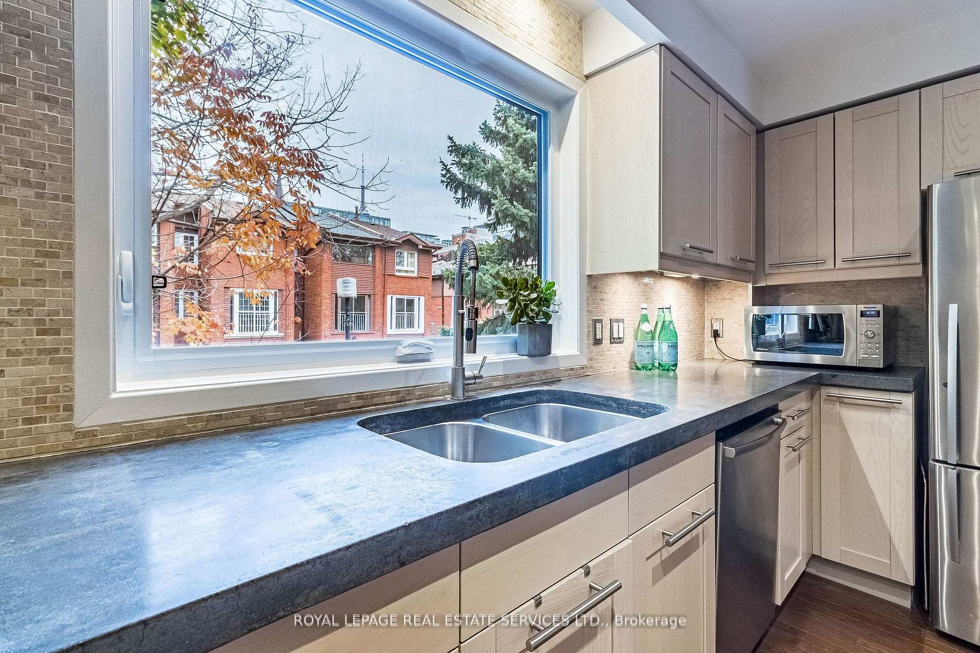 Photo 17 of 115 Tecumseth Street, Toronto, Niagara — HOMEH