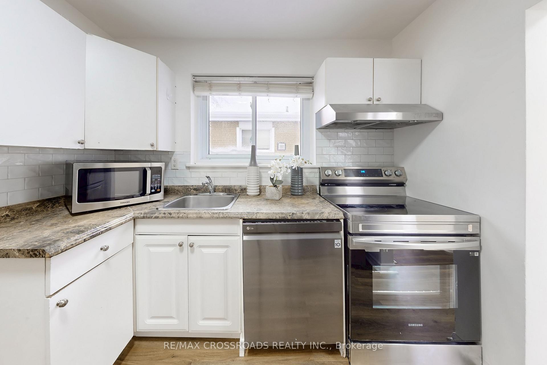 Photo 13 of 28 Chesapeake Avenue, Scarborough, Clairlea-Birchmount — HOMEH