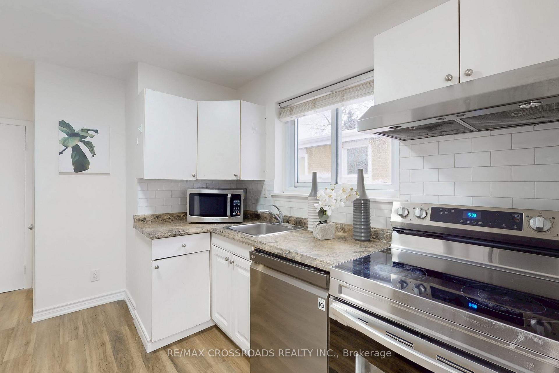 Photo 15 of 28 Chesapeake Avenue, Scarborough, Clairlea-Birchmount — HOMEH