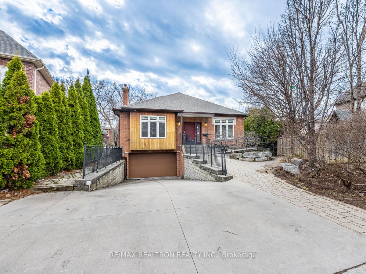 Photo 2 of 32 Roberta Drive, Toronto, Englemount-Lawrence — HOMEH