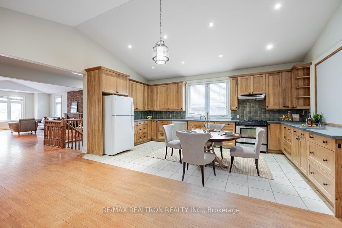 Photo 11 of 32 Roberta Drive, Toronto, Englemount-Lawrence — HOMEH