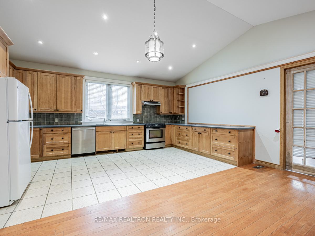Photo 12 of 32 Roberta Drive, Toronto, Englemount-Lawrence — HOMEH