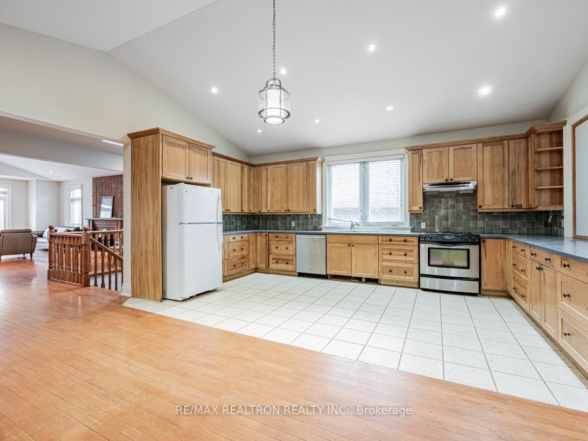 Photo 13 of 32 Roberta Drive, Toronto, Englemount-Lawrence — HOMEH