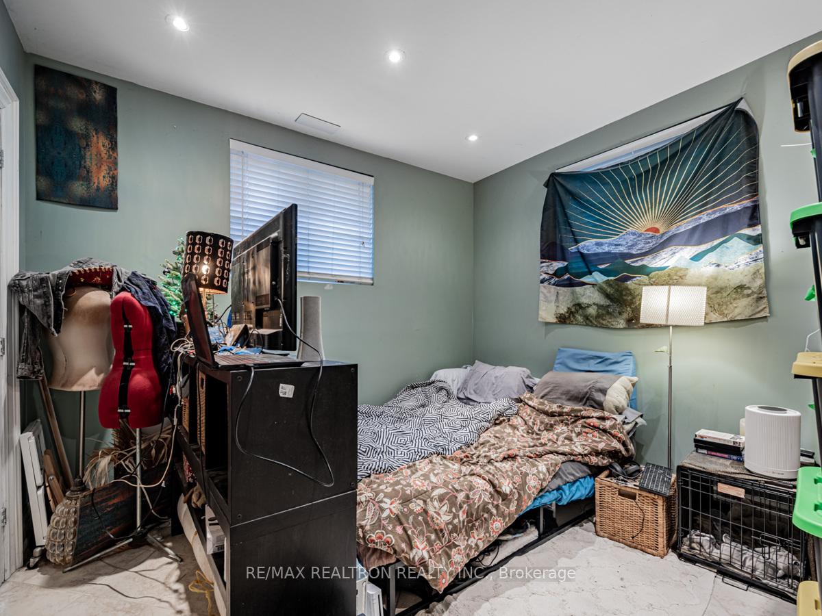 Photo 29 of 32 Roberta Drive, Toronto, Englemount-Lawrence — HOMEH