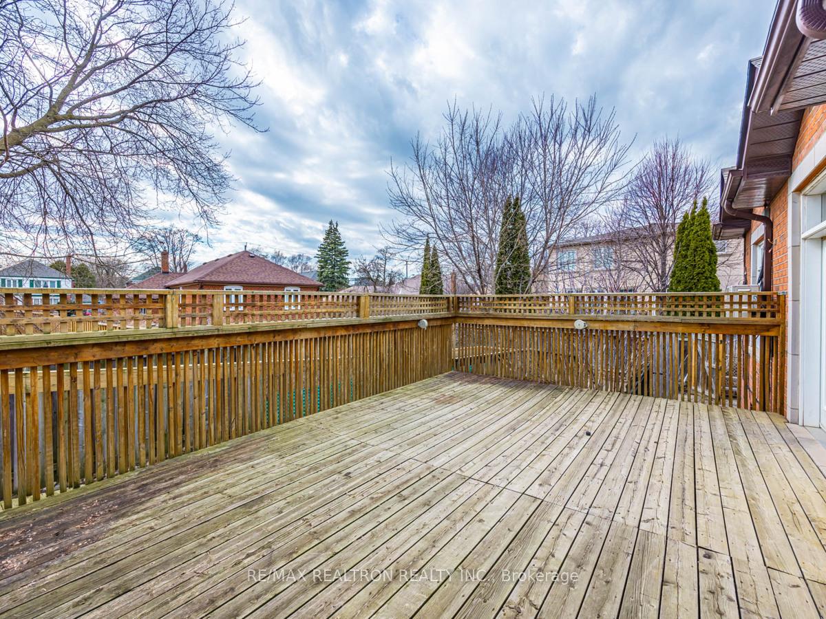 Photo 32 of 32 Roberta Drive, Toronto, Englemount-Lawrence — HOMEH