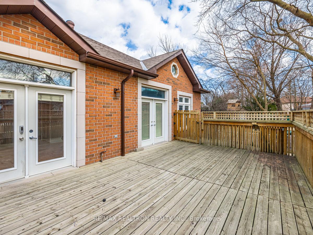 Photo 33 of 32 Roberta Drive, Toronto, Englemount-Lawrence — HOMEH