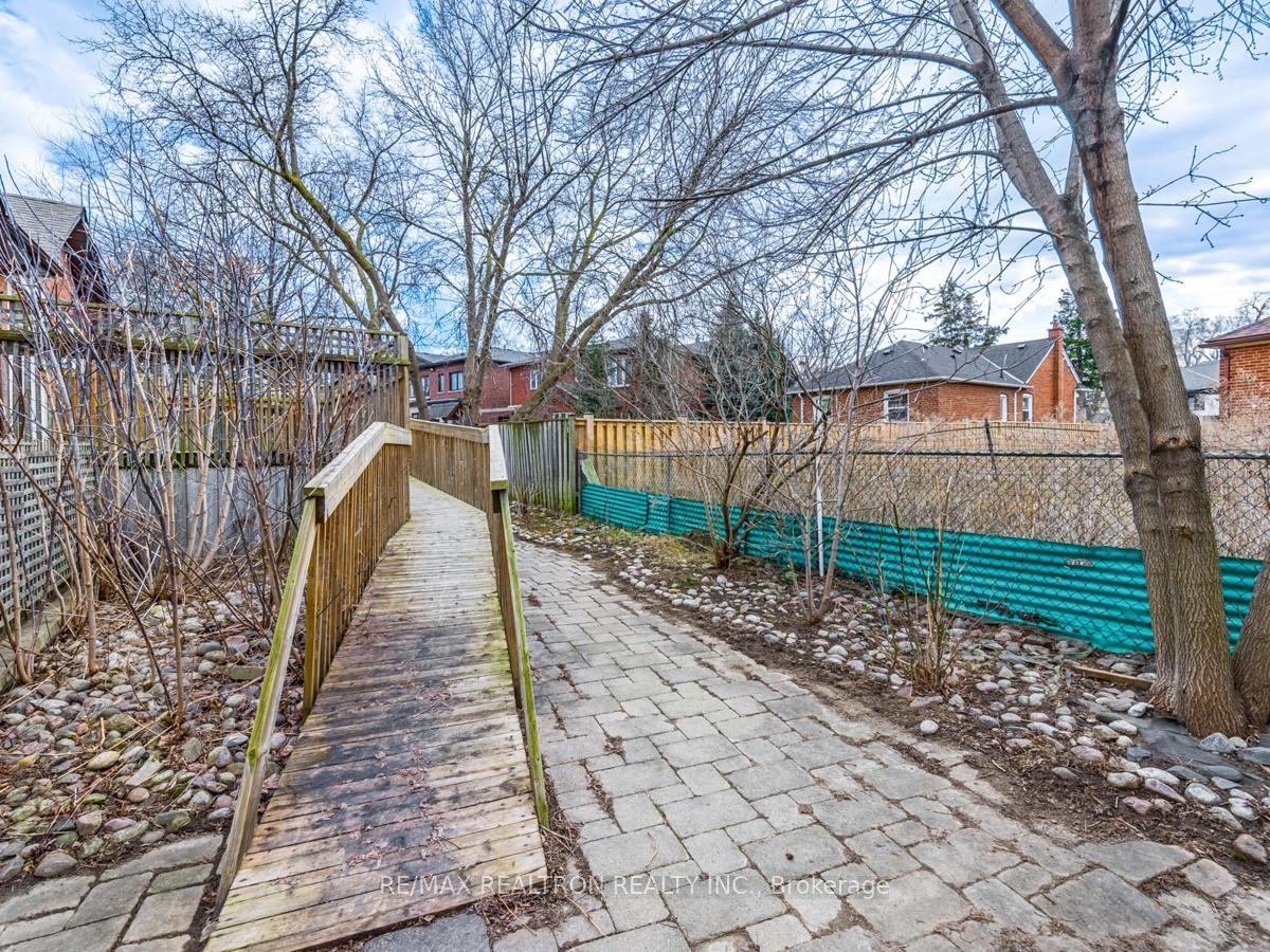 Photo 34 of 32 Roberta Drive, Toronto, Englemount-Lawrence — HOMEH