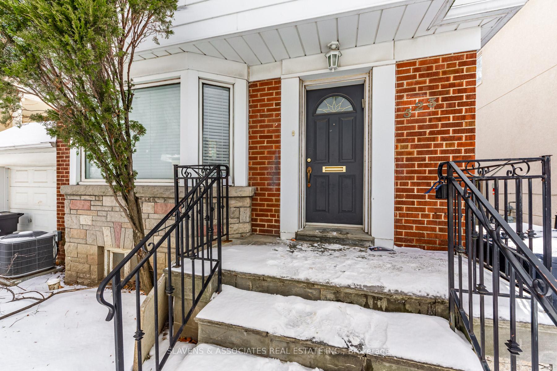 Front of 523 Glengarry Avenue