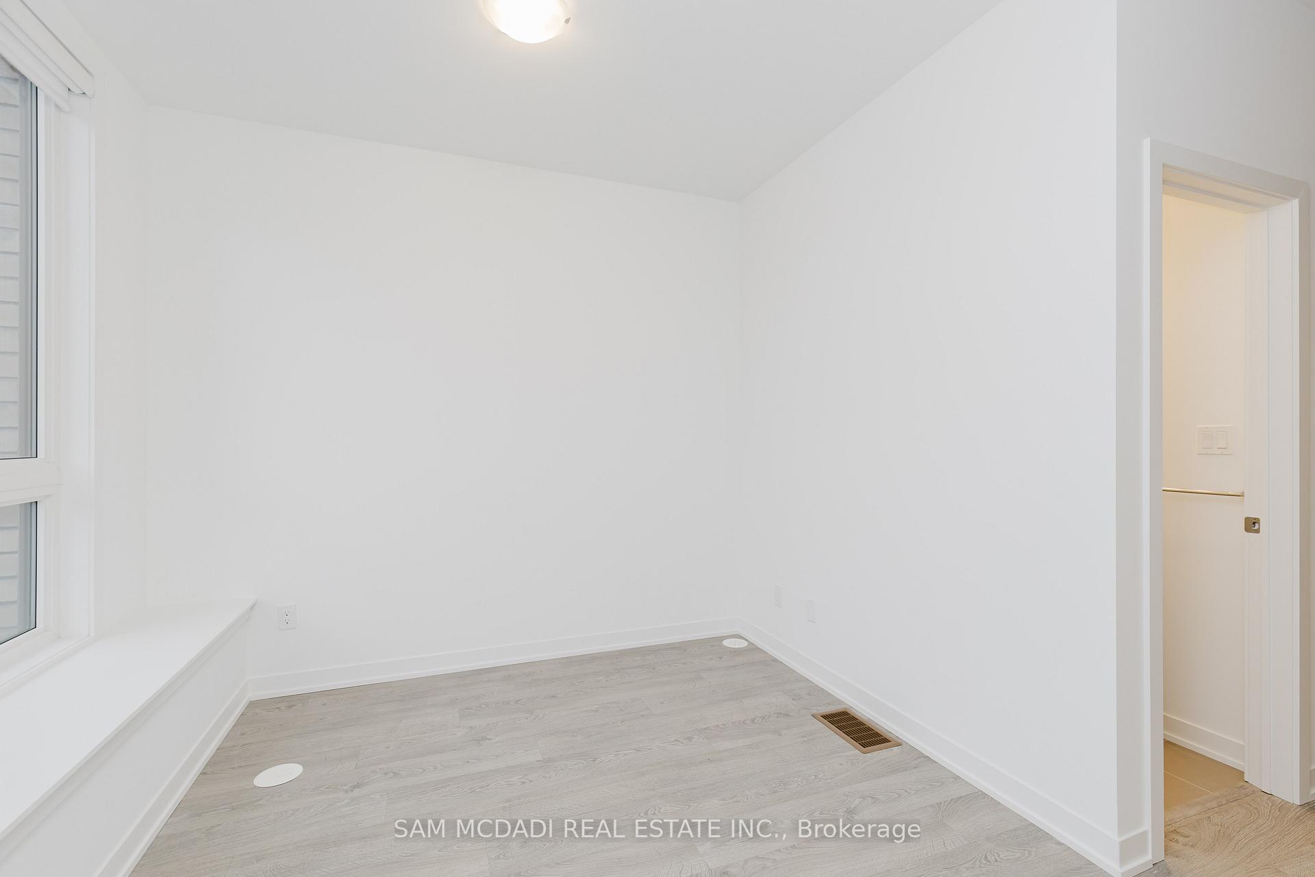 Photo 3 of 12 Deep Roots Terrace, Toronto, Englemount-Lawrence — HOMEH