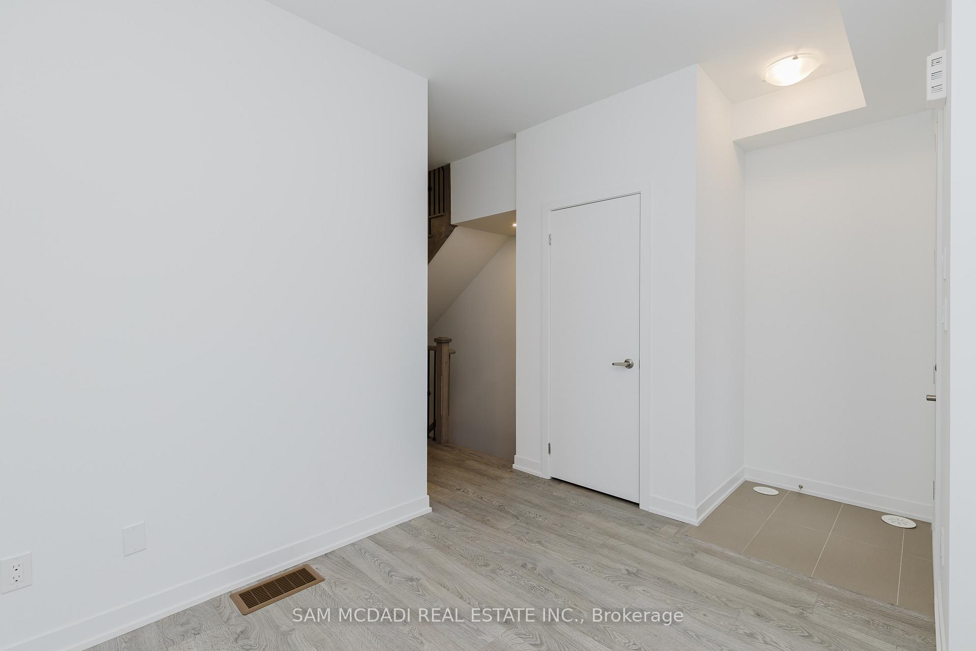 Photo 9 of 12 Deep Roots Terrace, Toronto, Englemount-Lawrence — HOMEH