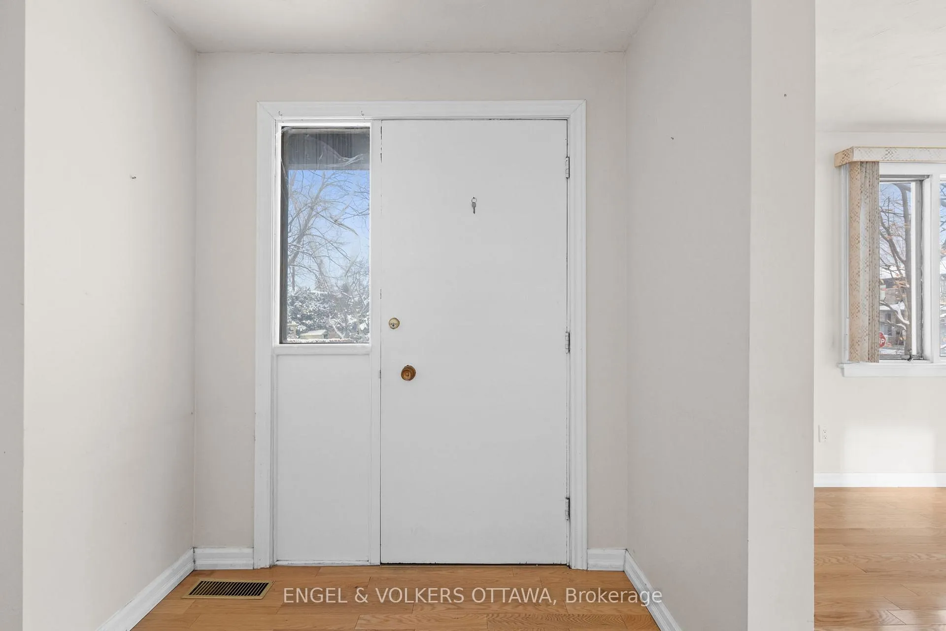 Photo 4 of 2626 Elmhurst Street, Ottawa, Queensway Terrace North — HOMEH