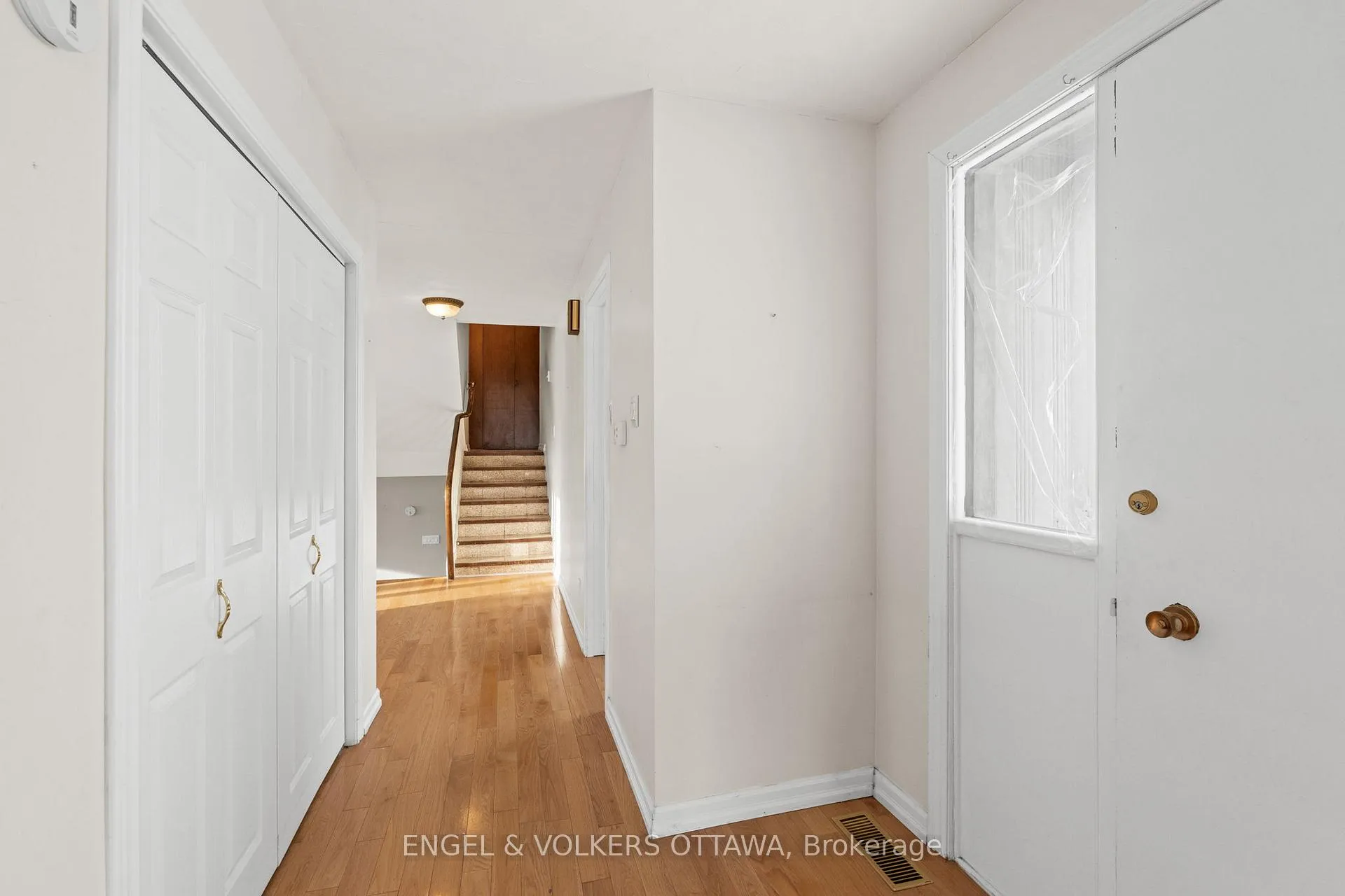 Photo 5 of 2626 Elmhurst Street, Ottawa, Queensway Terrace North — HOMEH