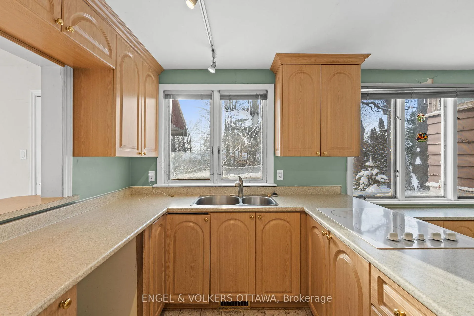 Photo 12 of 2626 Elmhurst Street, Ottawa, Queensway Terrace North — HOMEH