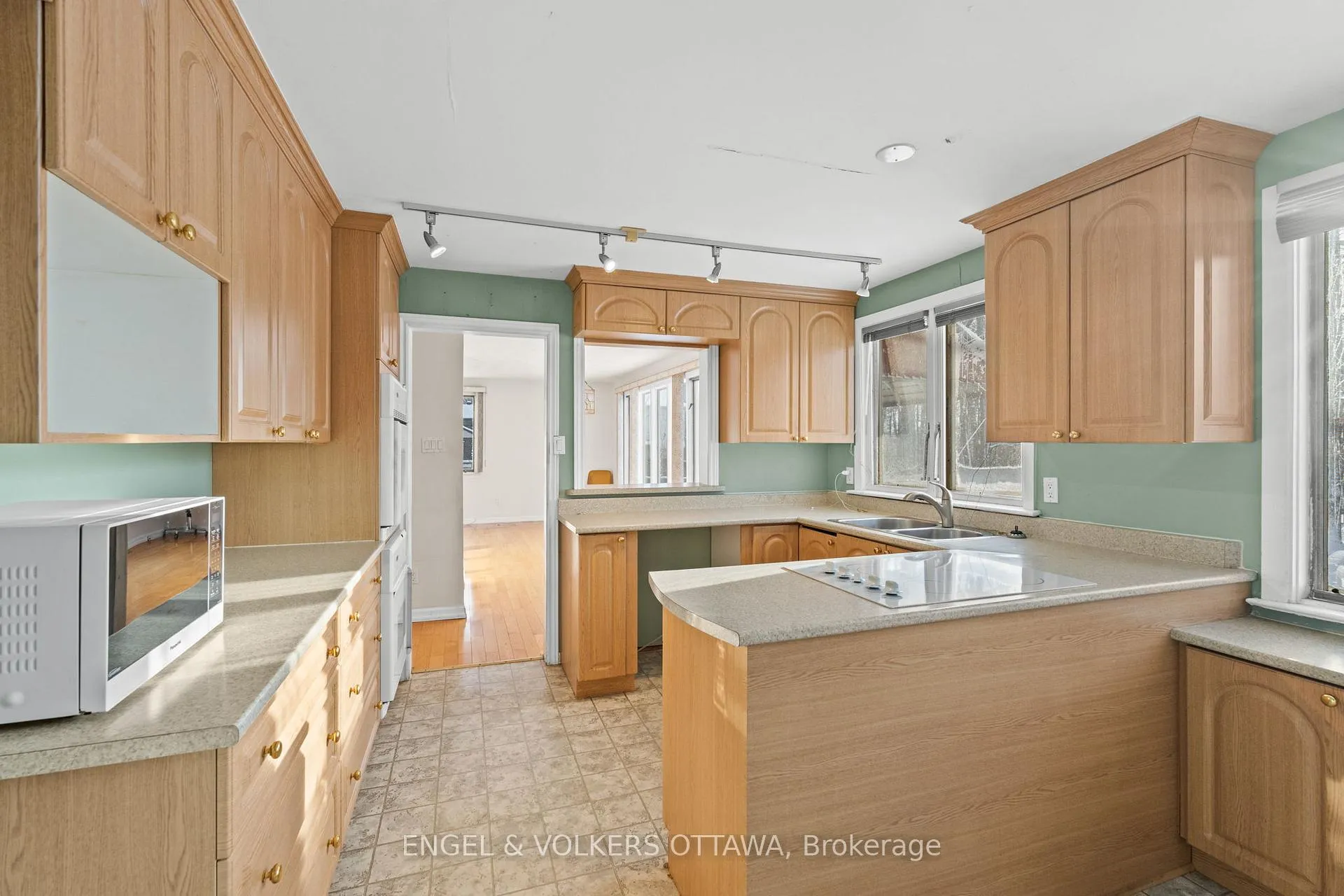 Photo 14 of 2626 Elmhurst Street, Ottawa, Queensway Terrace North — HOMEH