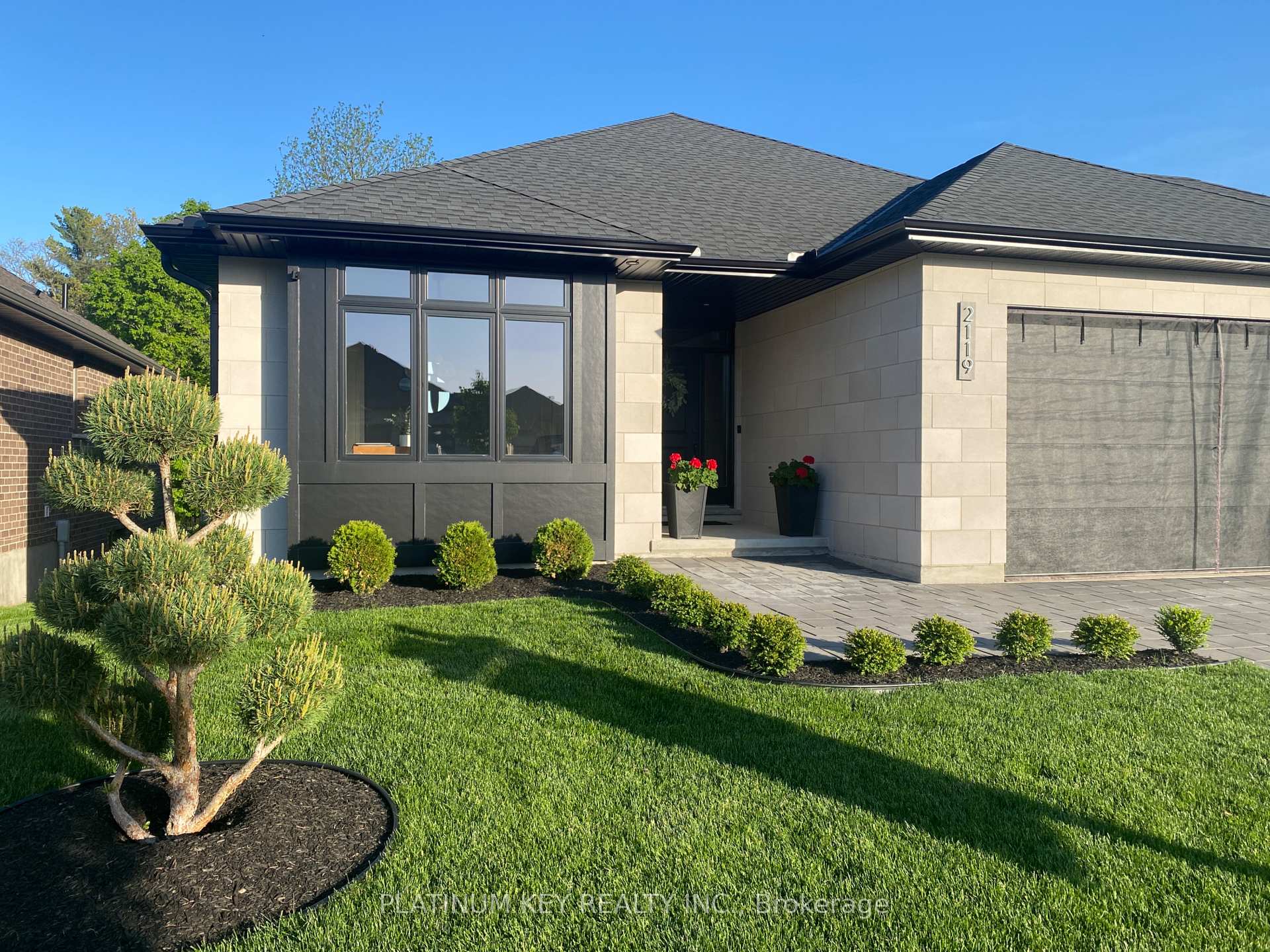 Photo 2 of 2119 Lockwood Crescent, Strathroy-Caradoc, Mount Brydges — HOMEH