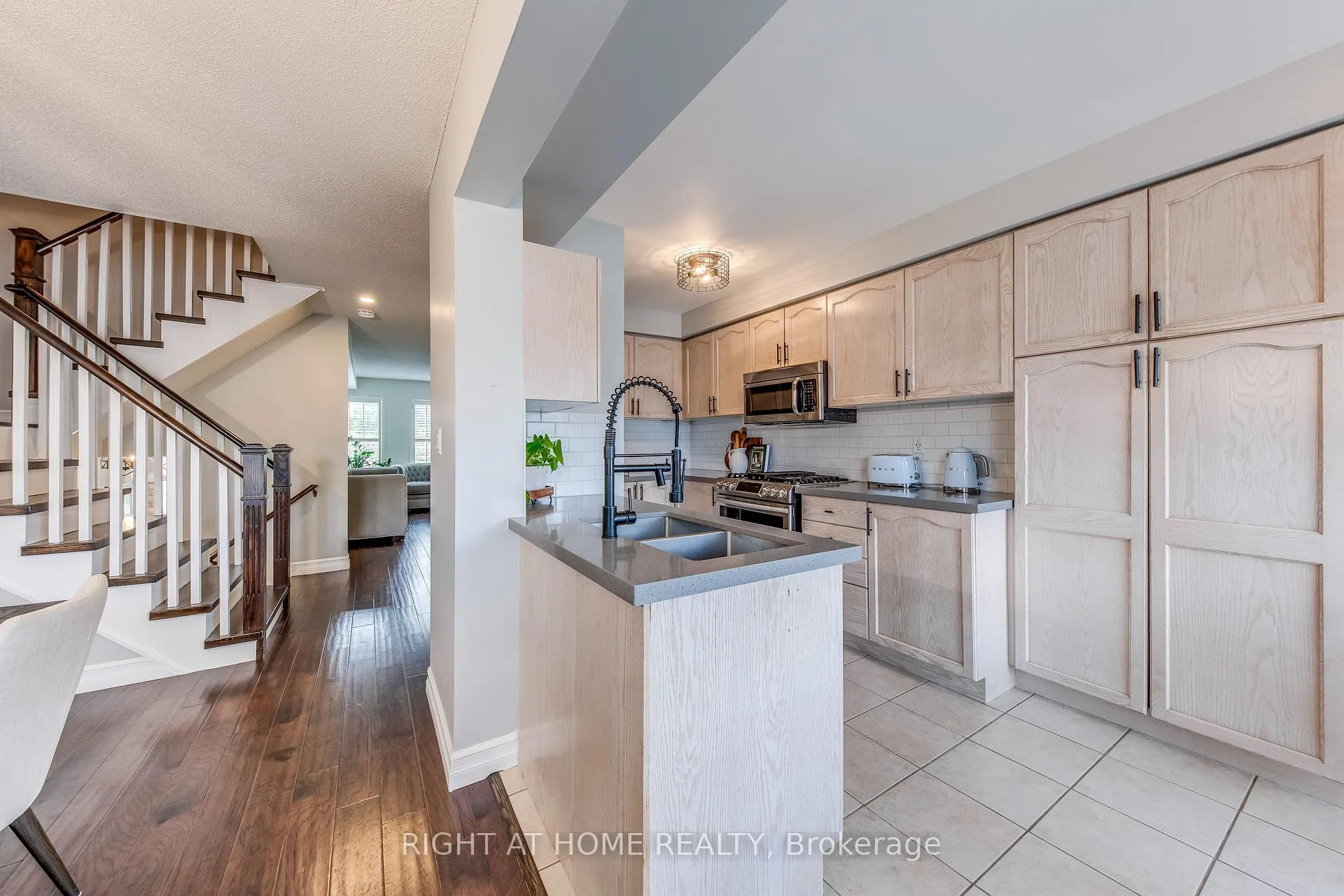 Photo 12 of 1406 Forest Street, Innisfil, Alcona — HOMEH