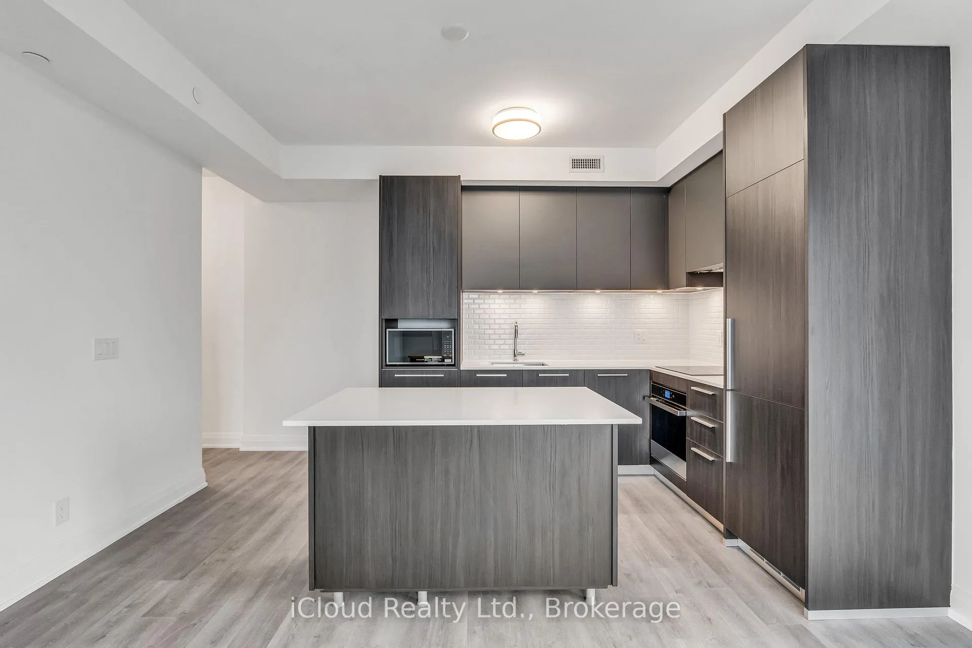 Photo 3 of Unit 1305, 65 Broadway Avenue, Toronto, Mount Pleasant West — HOMEH