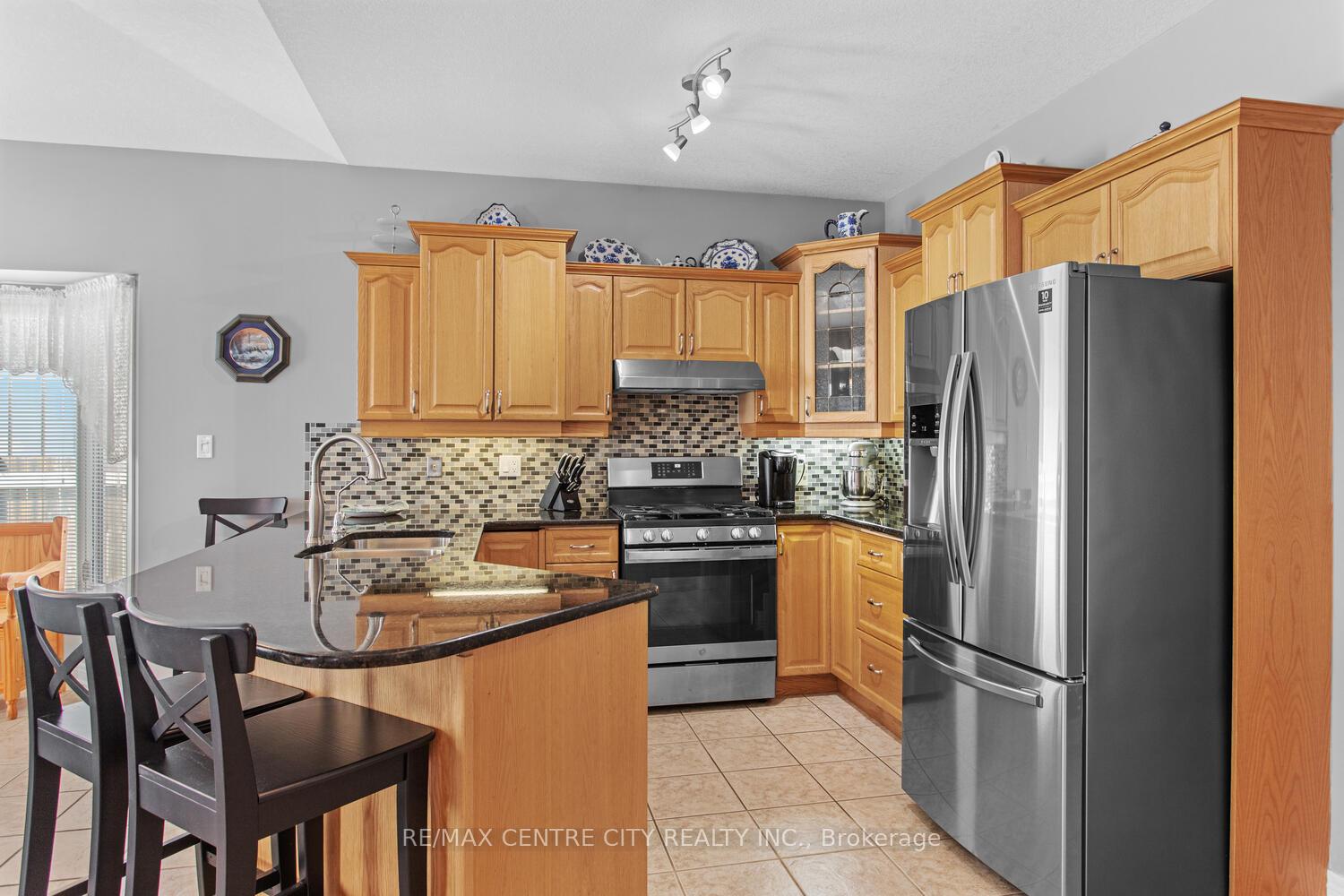 Photo 8 of 10 Hillview Drive, Thames Centre, Mossley — HOMEH