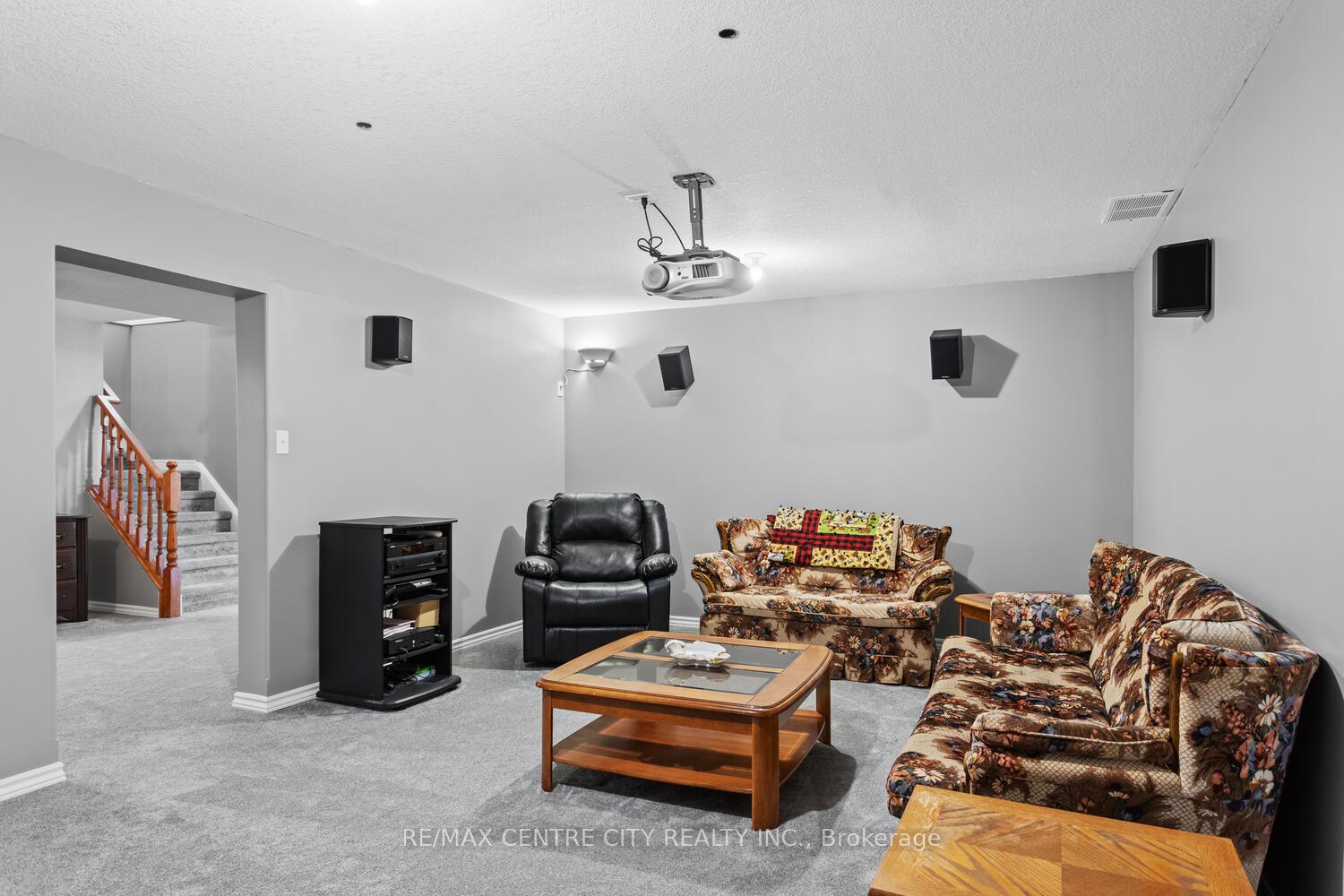 Photo 24 of 10 Hillview Drive, Thames Centre, Mossley — HOMEH