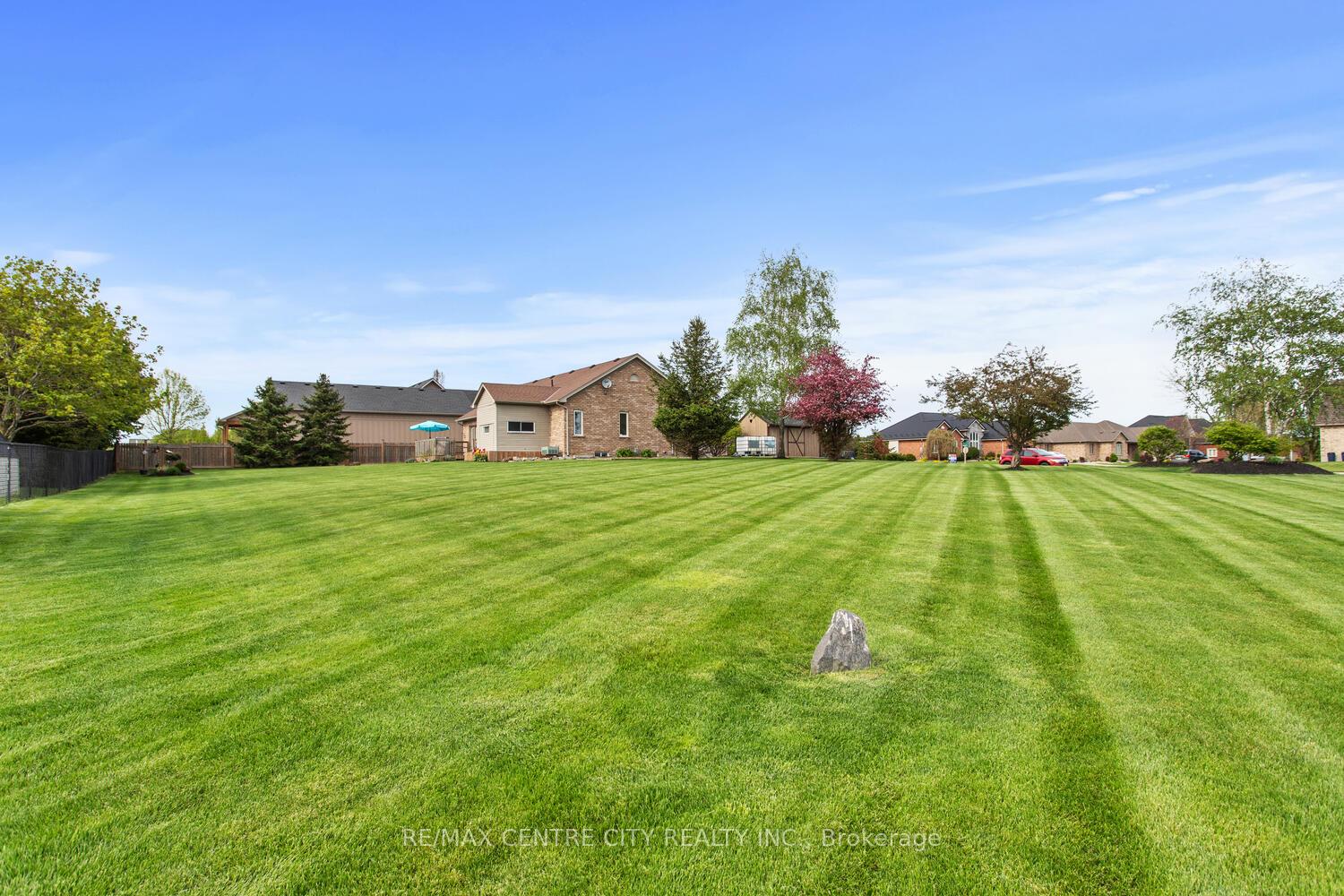 Photo 35 of 10 Hillview Drive, Thames Centre, Mossley — HOMEH