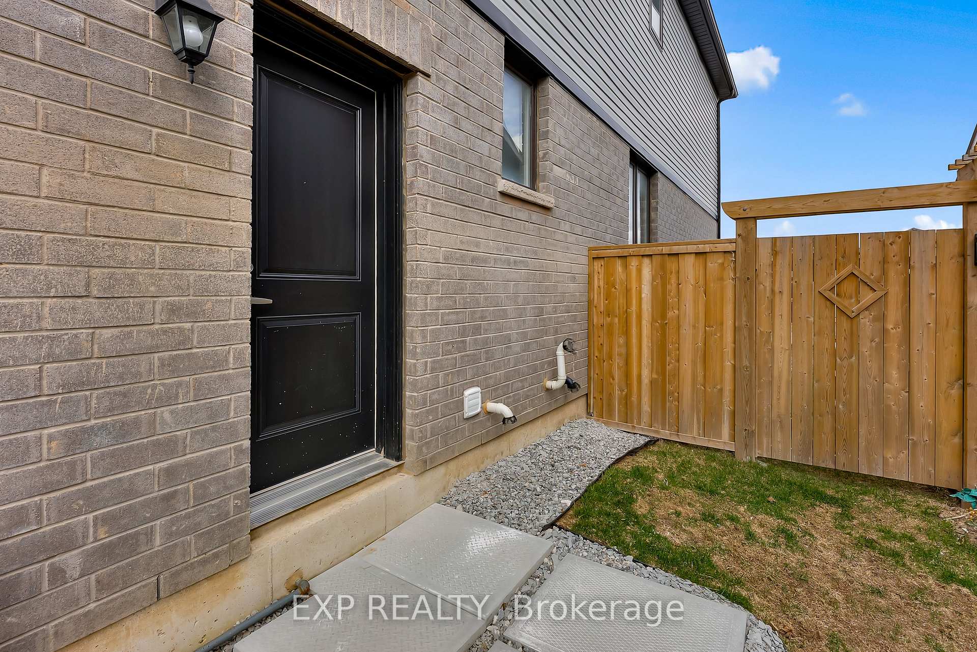 Photo 2 of 32 Explorer Way, Thorold, Rolling Meadows — HOMEH