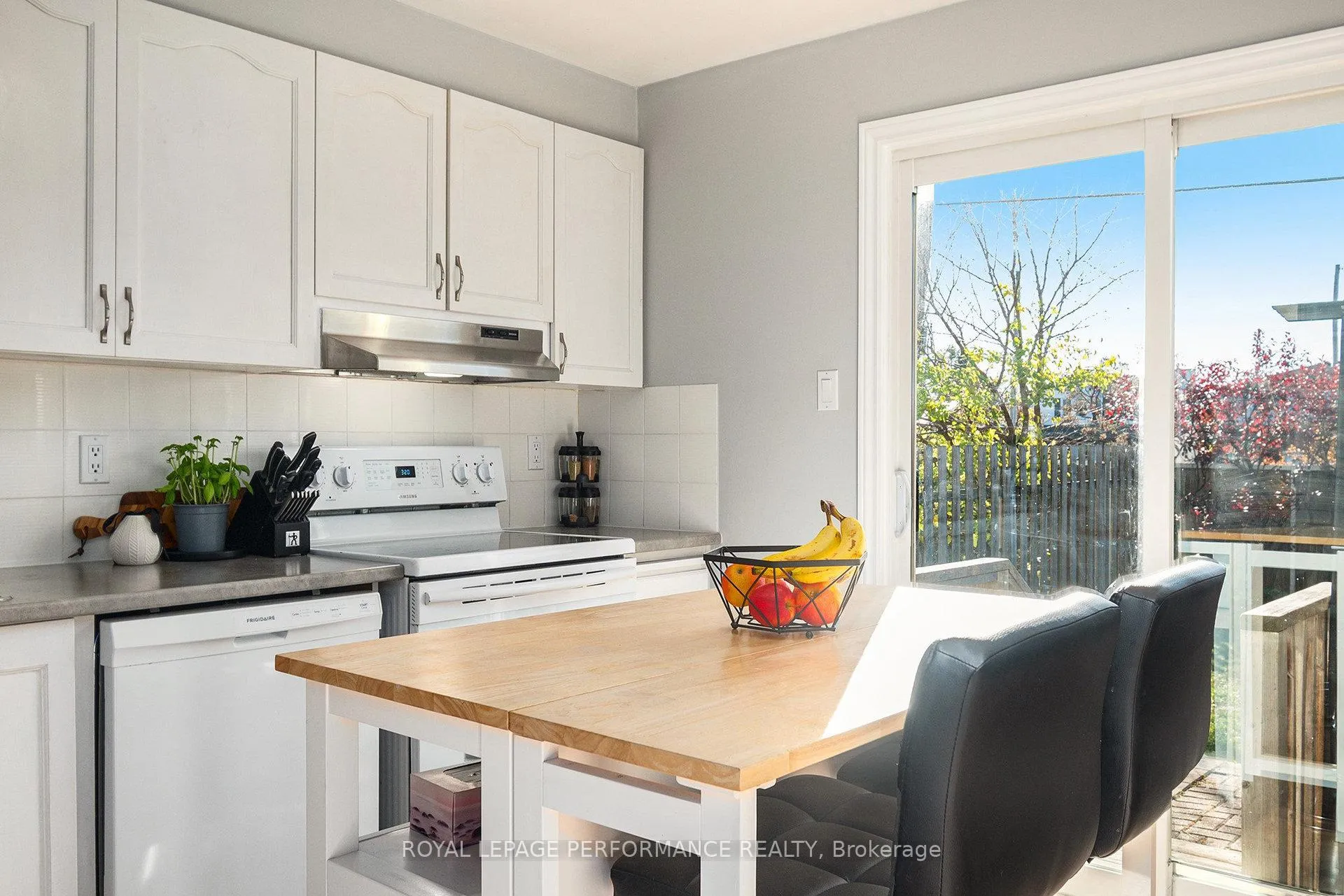 Photo 8 of 470 Rougemount Crescent, Ottawa, Fallingbrook/Gardenway South — HOMEH