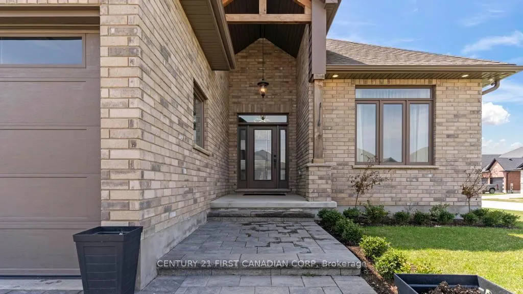 Photo 3 of 27 Elliot Street, Strathroy-Caradoc, SE — HOMEH
