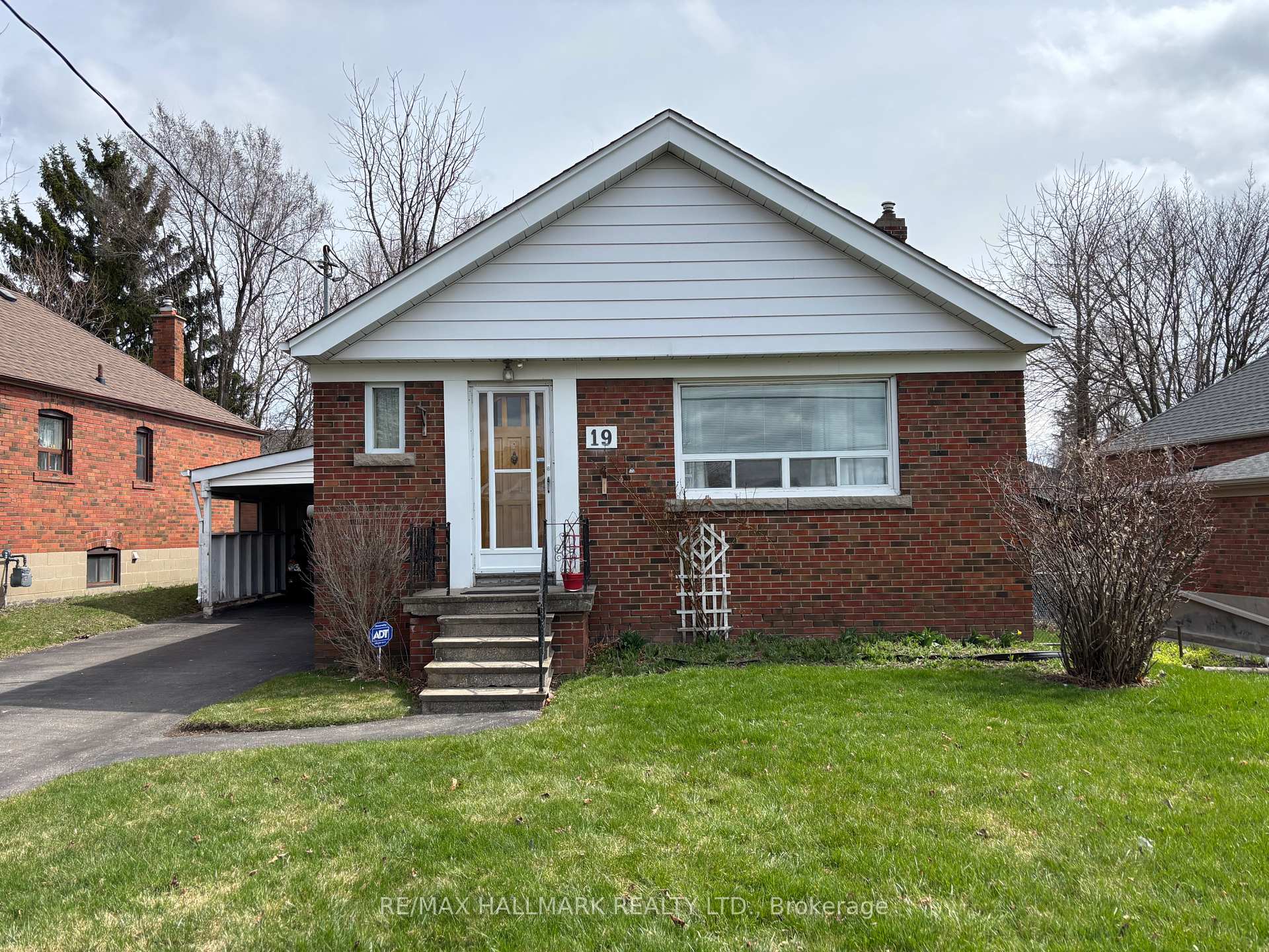 Photo 1 of 19 Harris Pk Drive, Scarborough, Clairlea-Birchmount — HOMEH