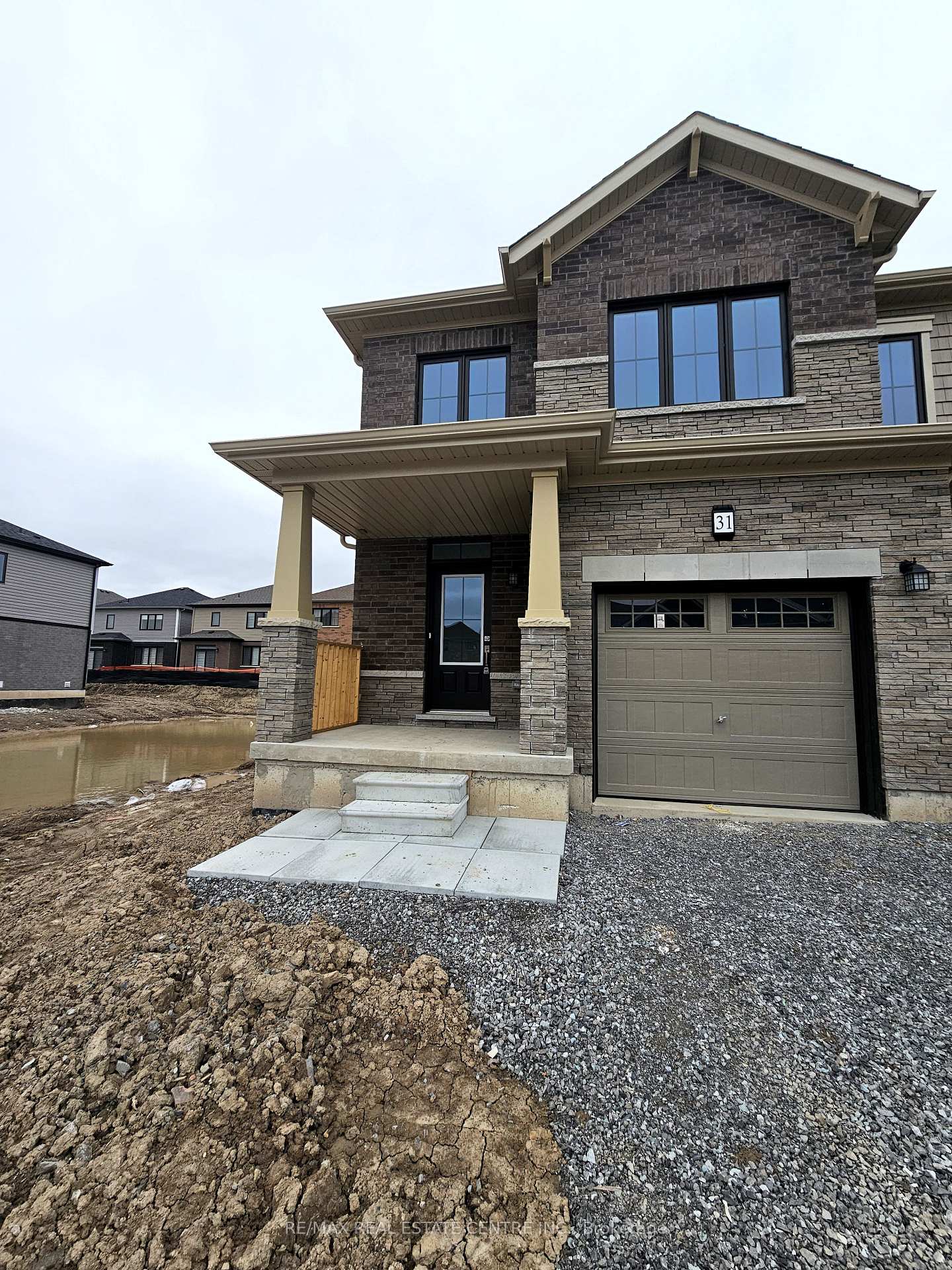 Photo 2 of 31 Lemon Avenue, Thorold, Hurricane/Merrittville — HOMEH