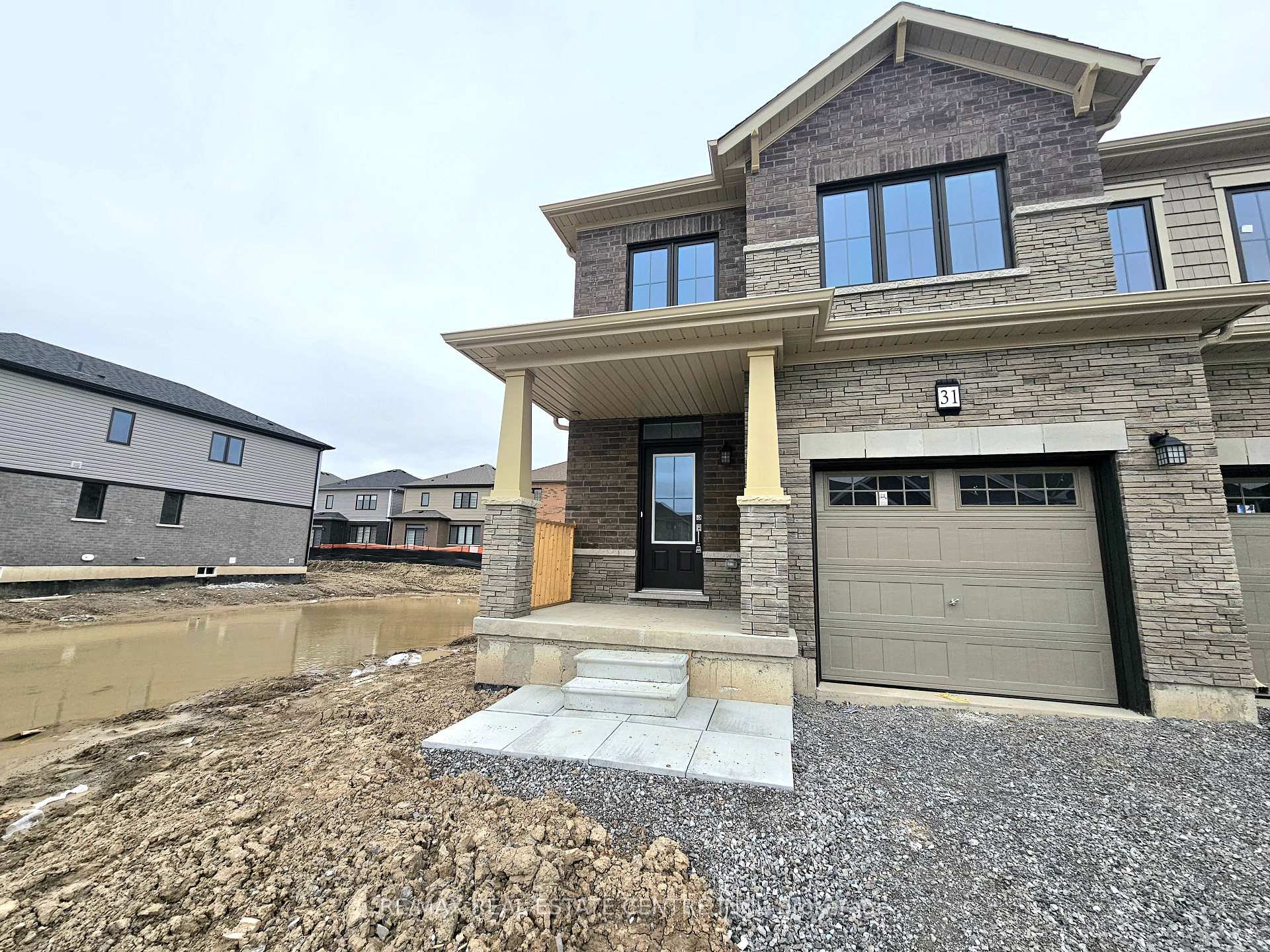 Photo 3 of 31 Lemon Avenue, Thorold, Hurricane/Merrittville — HOMEH