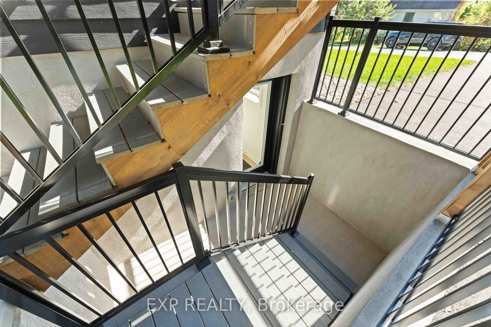 Photo 2 of 844 Connaught Avenue, Ottawa, Queensway Terrace North — HOMEH