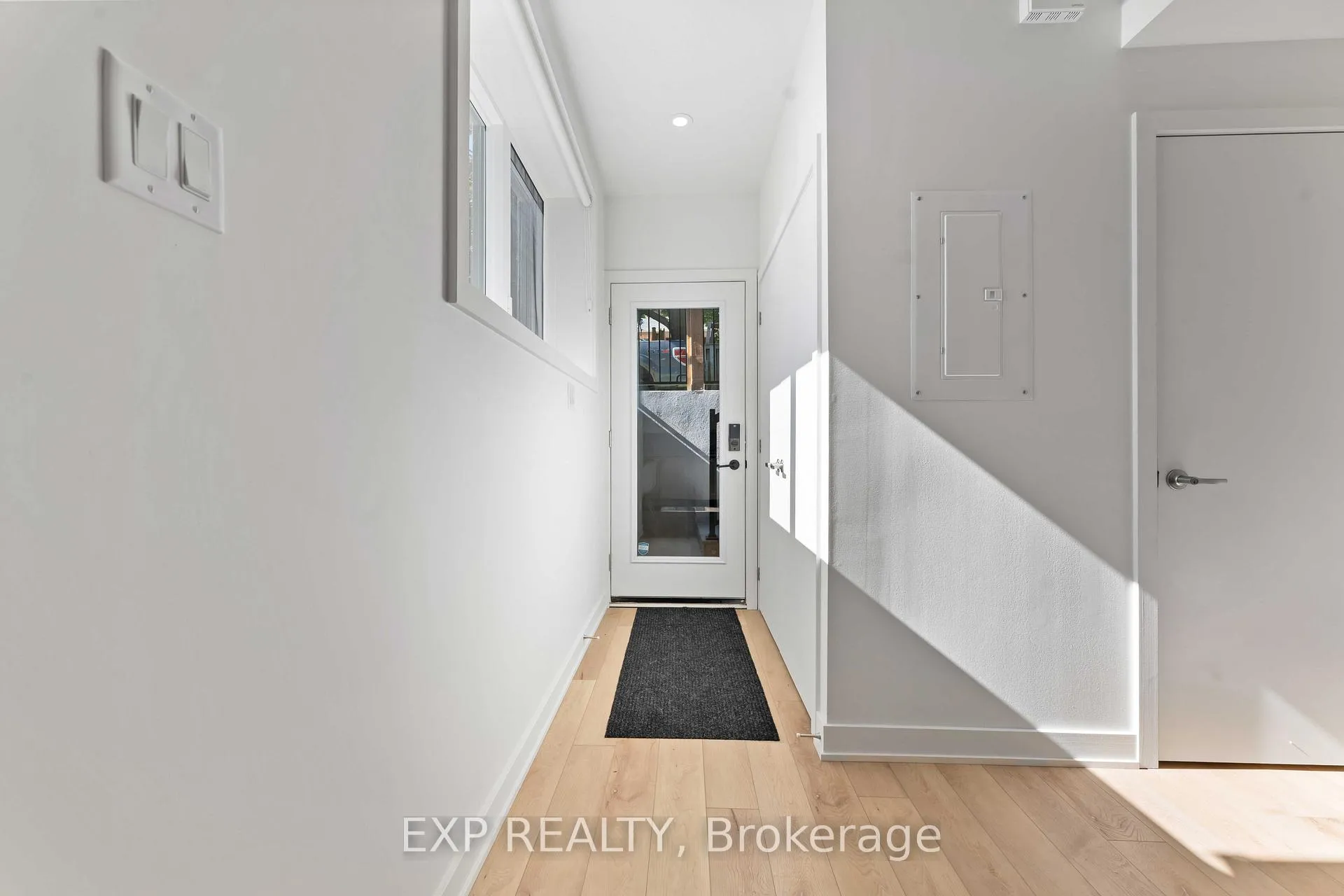 Photo 3 of 844 Connaught Avenue, Ottawa, Queensway Terrace North — HOMEH