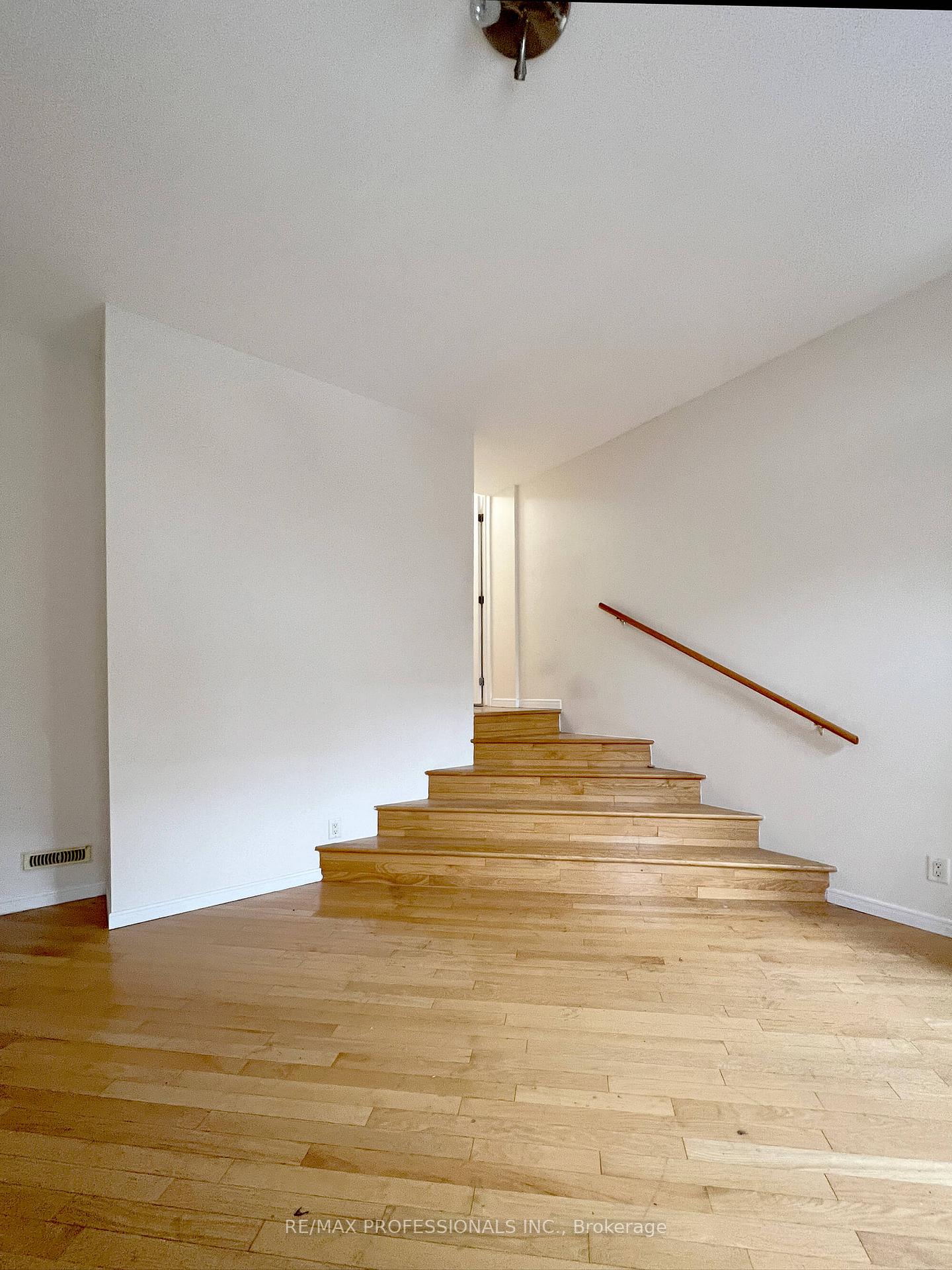 Photo 9 of Unit Upper, 385 Dundas Street E, Toronto, Moss Park — HOMEH