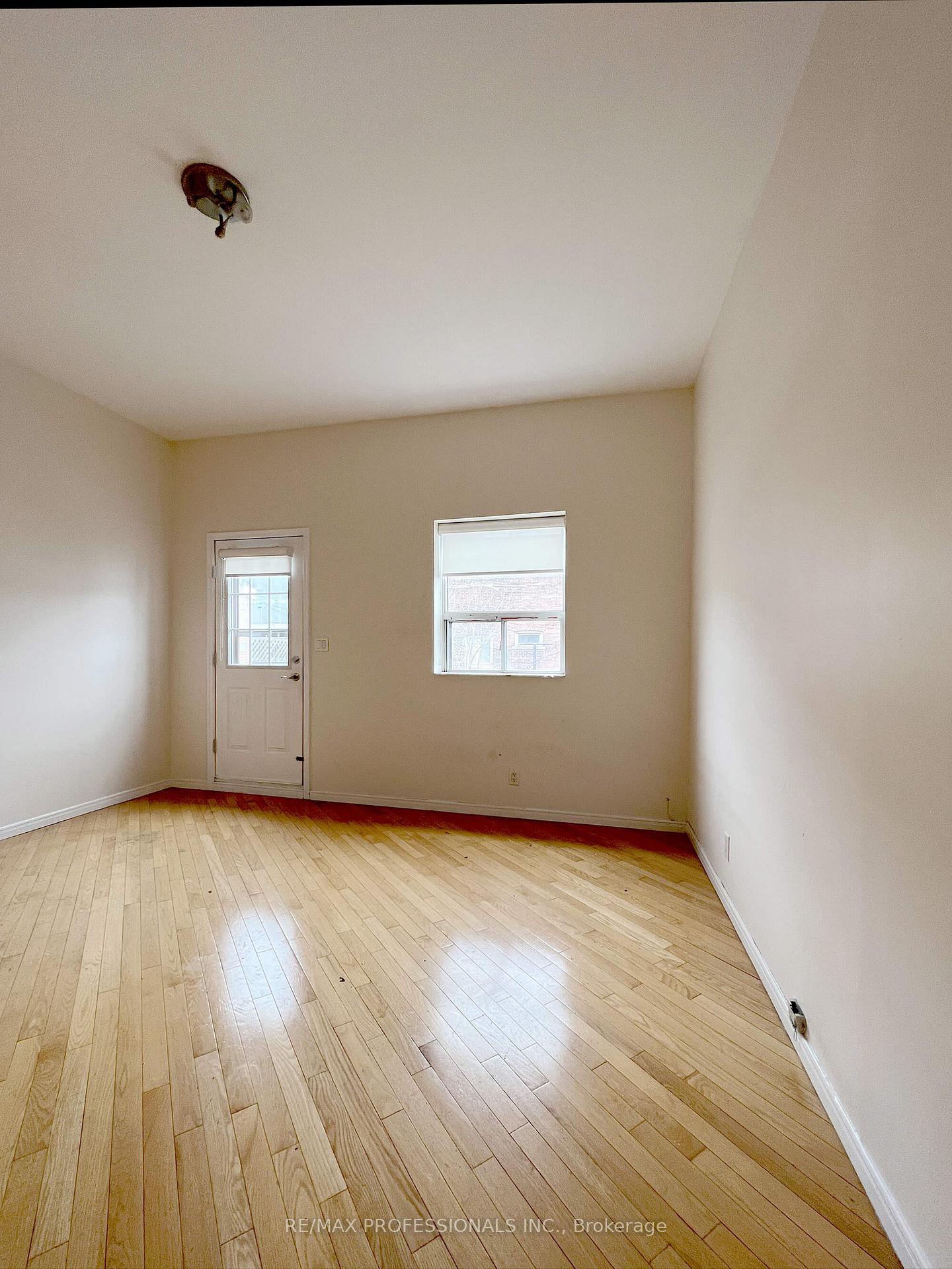 Photo 12 of Unit Upper, 385 Dundas Street E, Toronto, Moss Park — HOMEH
