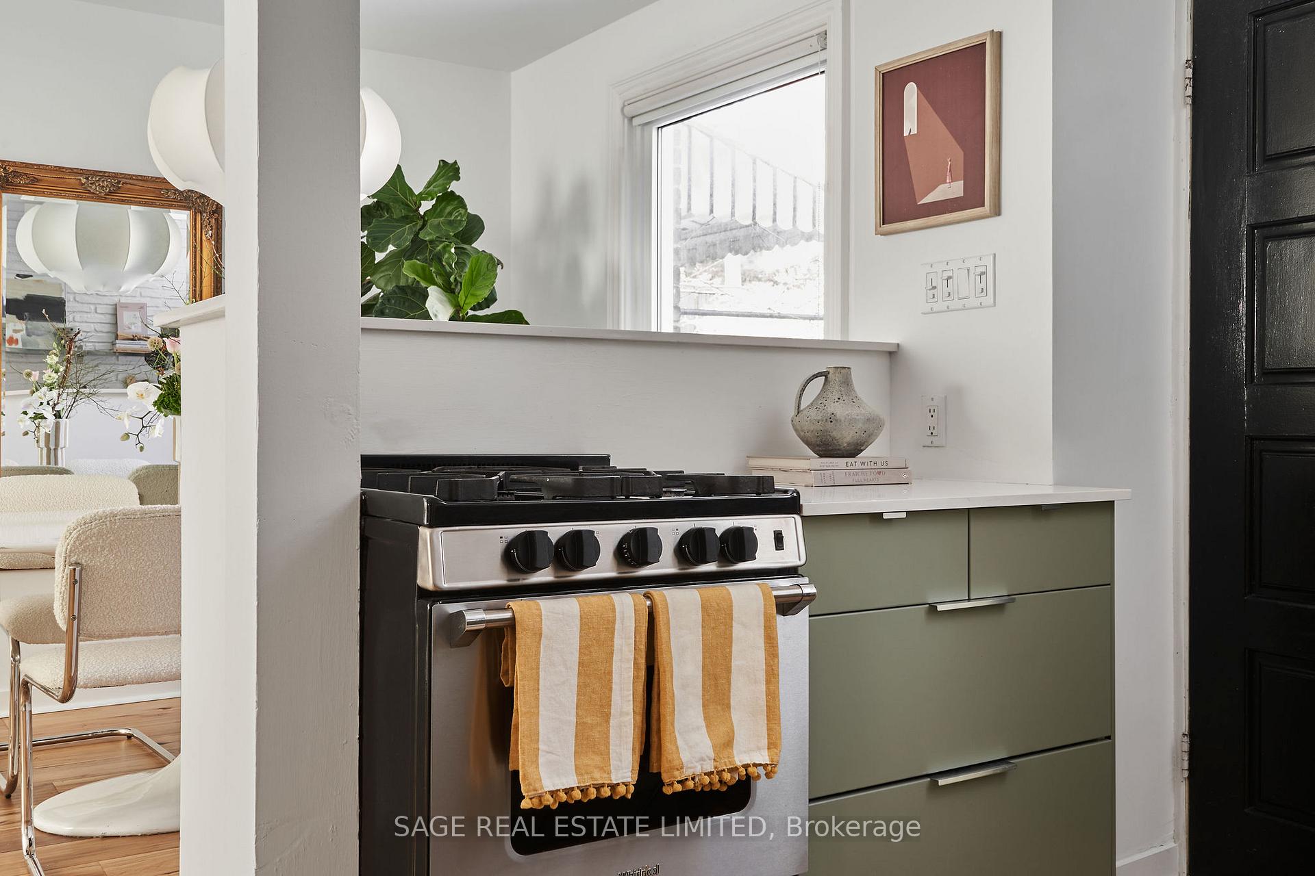 Photo 11 of 14 Clinton Place, Toronto, Palmerston-Little Italy — HOMEH