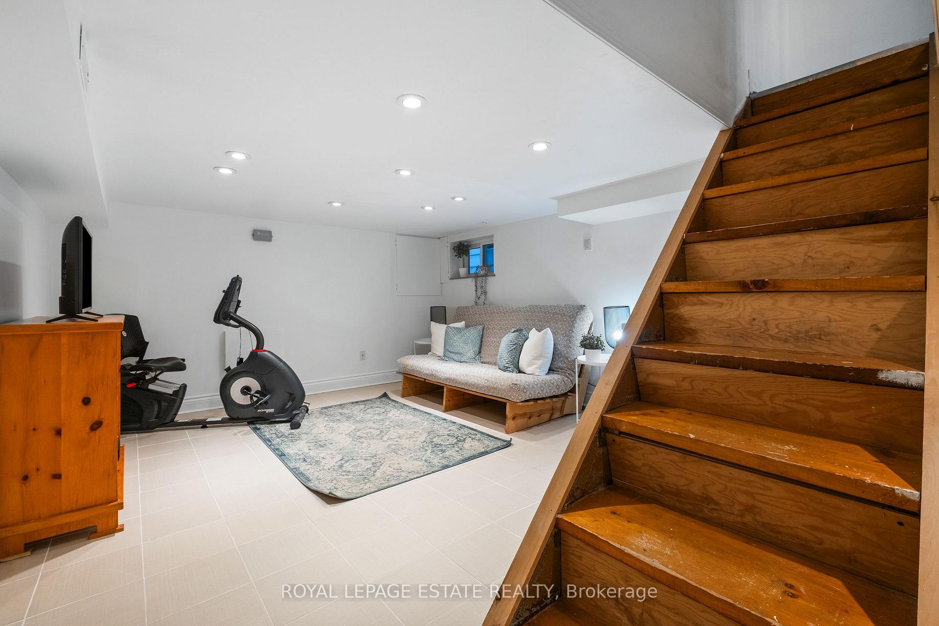 Photo 22 of 33 Mountalan Avenue, Toronto, Greenwood-Coxwell — HOMEH