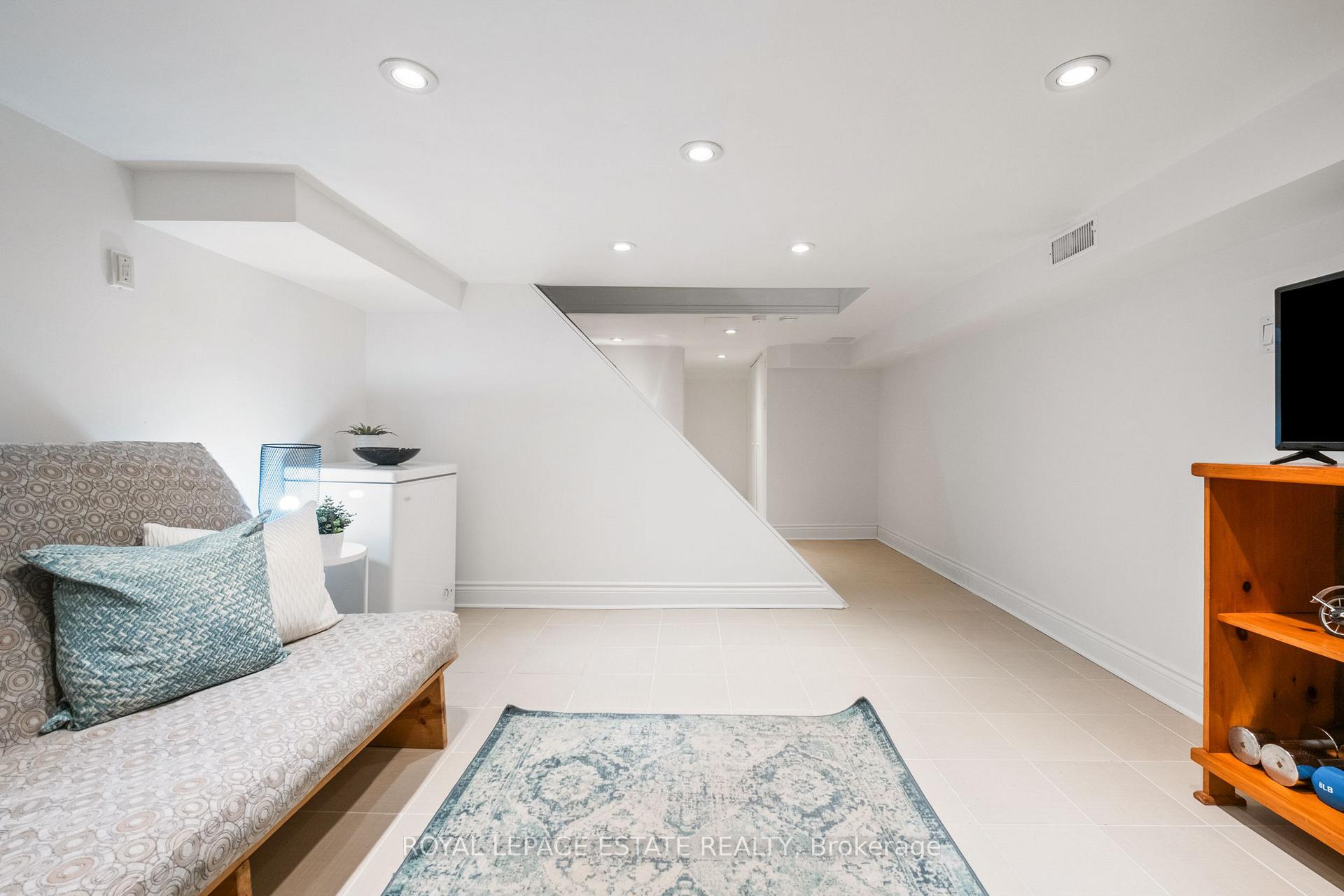Photo 23 of 33 Mountalan Avenue, Toronto, Greenwood-Coxwell — HOMEH