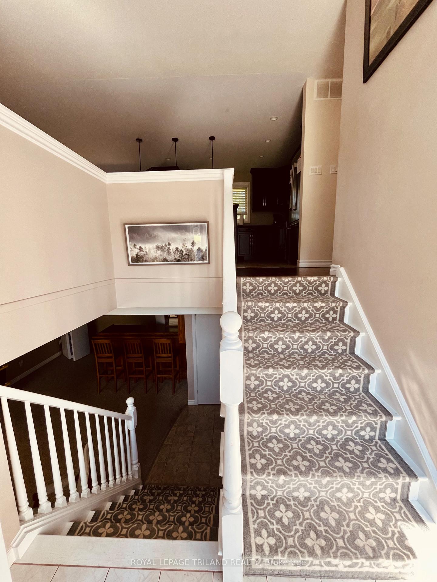 Photo 3 of 45 Village Gate Crescent, Thames Centre, Rural Thames Centre — HOMEH