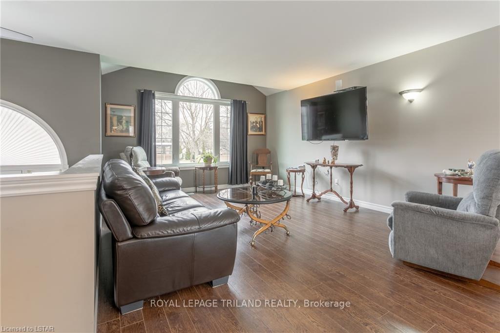 Photo 10 of 45 Village Gate Crescent, Thames Centre, Rural Thames Centre — HOMEH
