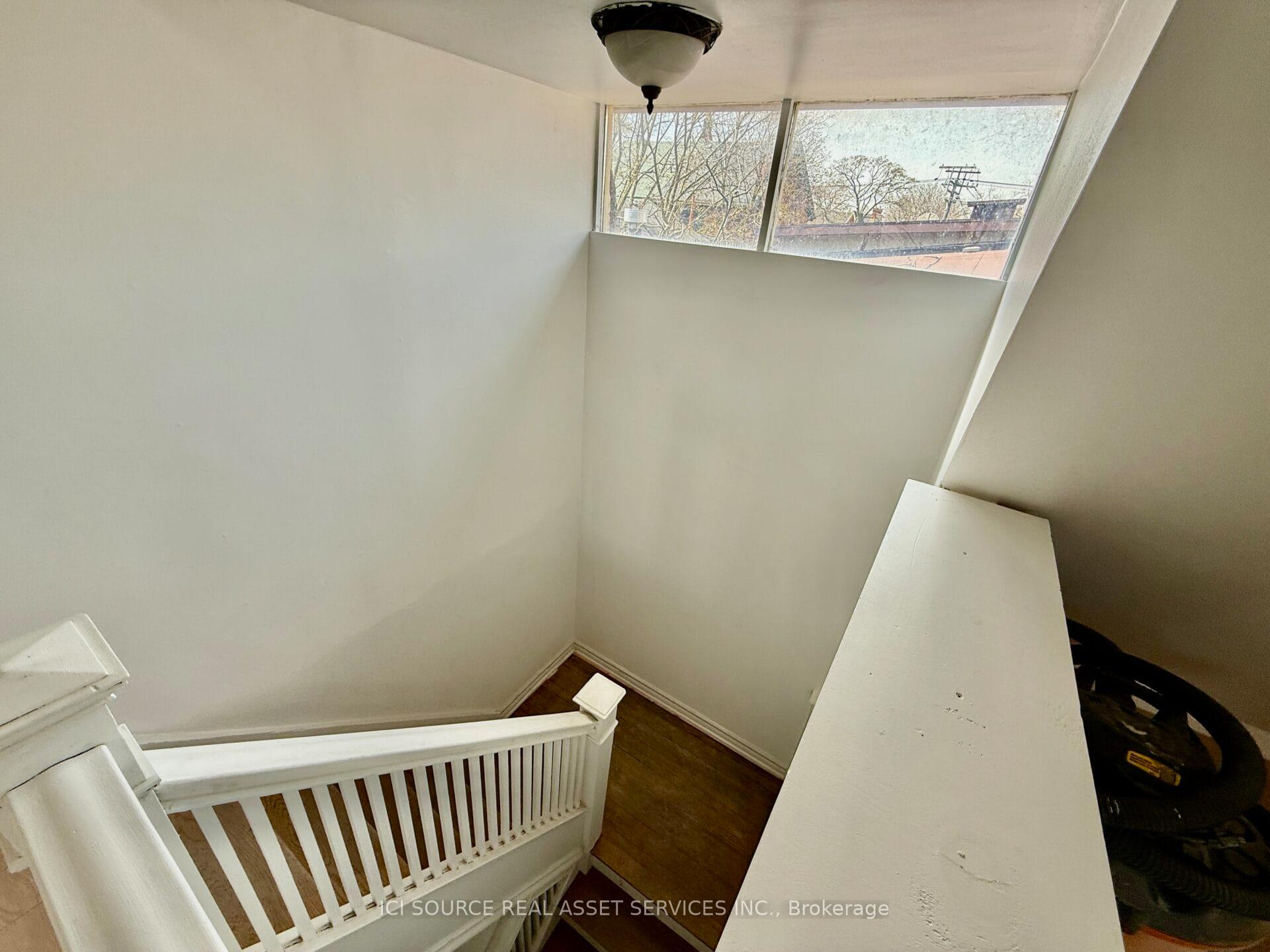 Photo 4 of Unit #3 Top, 2 Bellwoods Pk, Toronto, Trinity-Bellwoods — HOMEH