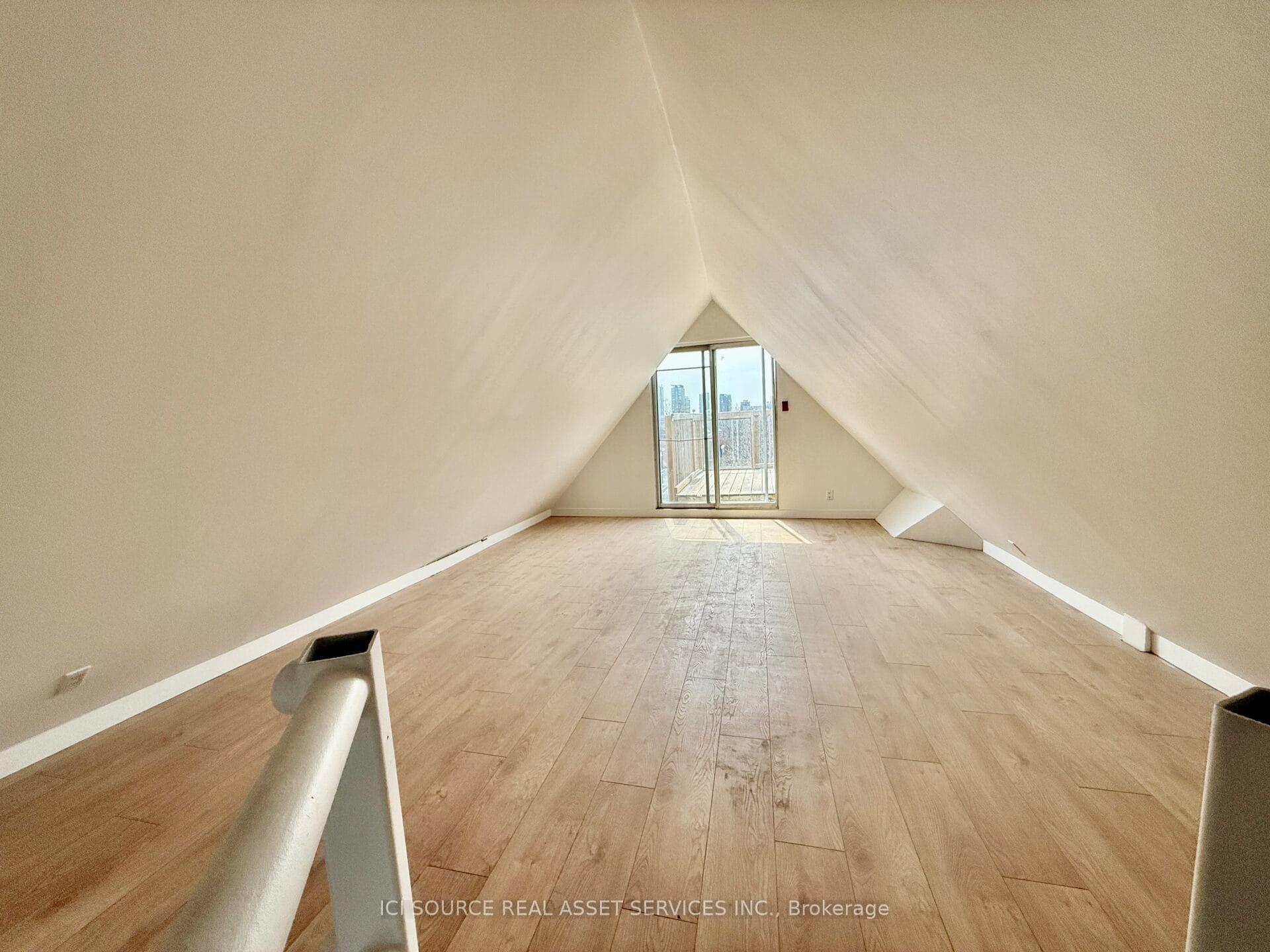 Photo 11 of Unit #3 Top, 2 Bellwoods Pk, Toronto, Trinity-Bellwoods — HOMEH