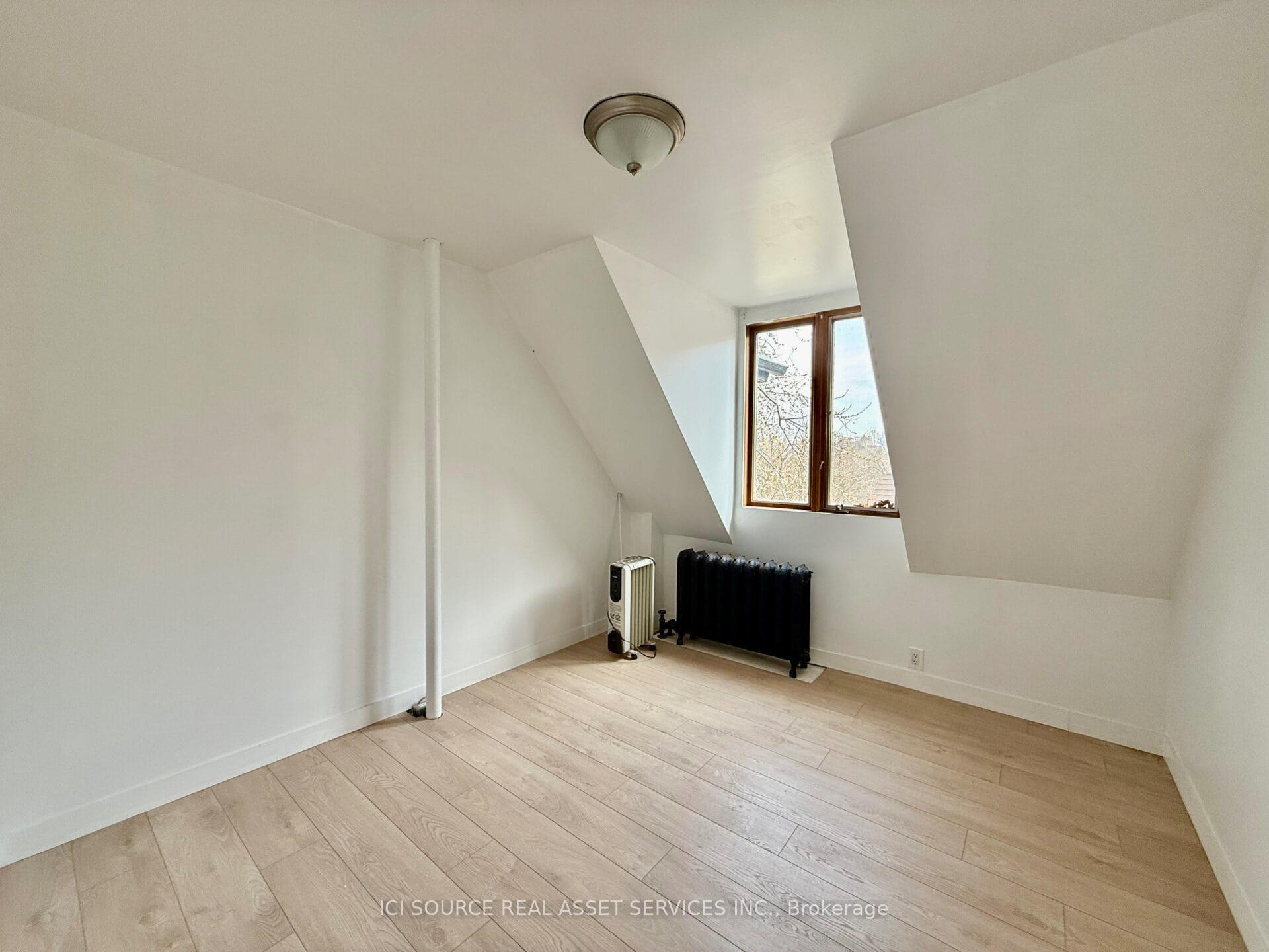 Photo 14 of Unit #3 Top, 2 Bellwoods Pk, Toronto, Trinity-Bellwoods — HOMEH