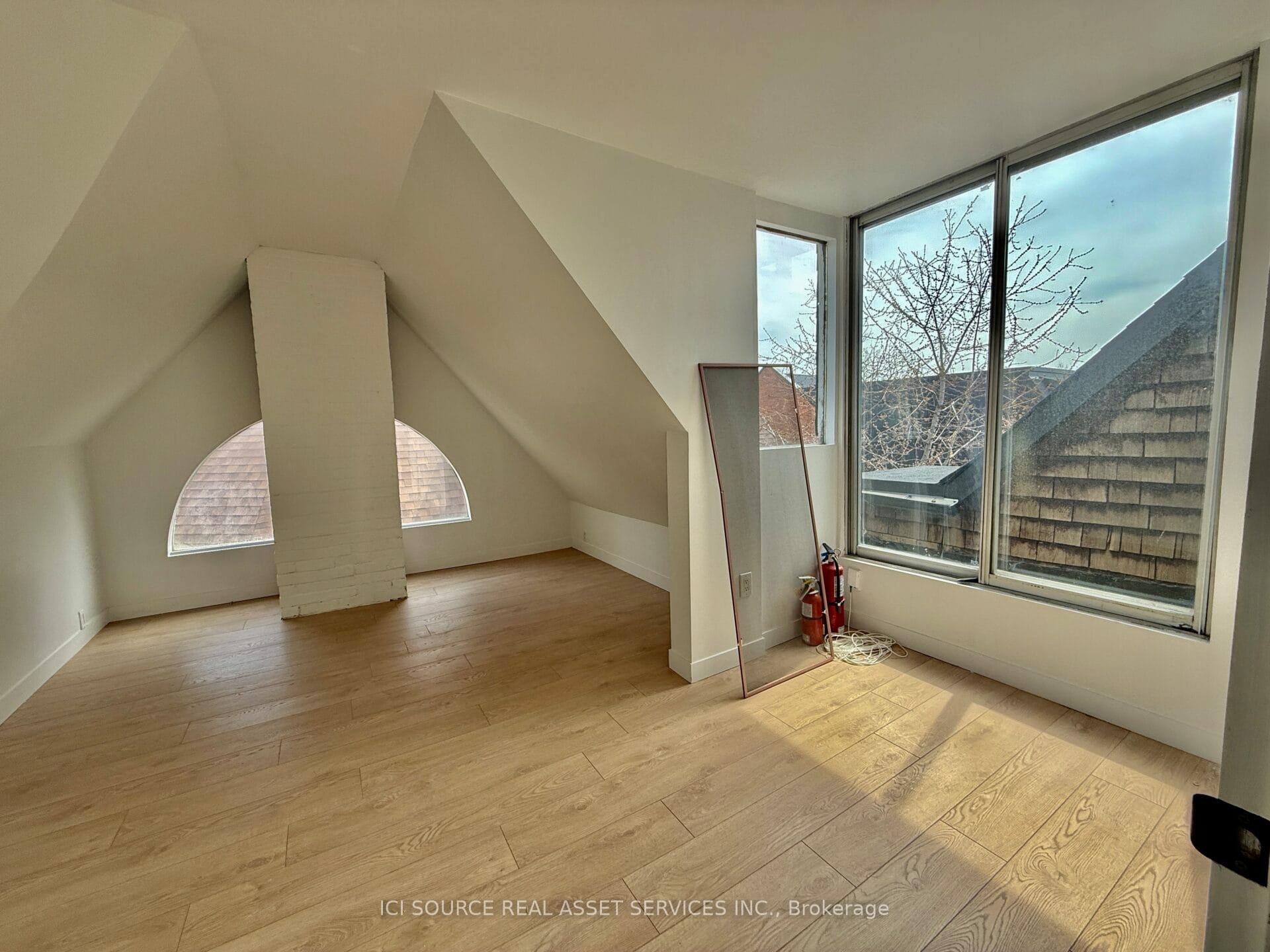 Photo 15 of Unit #3 Top, 2 Bellwoods Pk, Toronto, Trinity-Bellwoods — HOMEH
