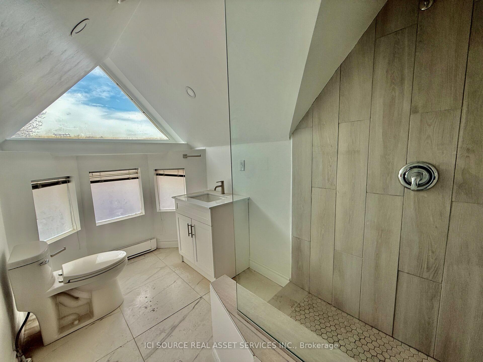 Photo 17 of Unit #3 Top, 2 Bellwoods Pk, Toronto, Trinity-Bellwoods — HOMEH