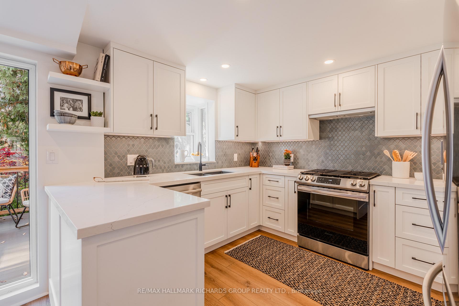 Photo 11 of 310 Lee Avenue, Toronto, The Beaches — HOMEH