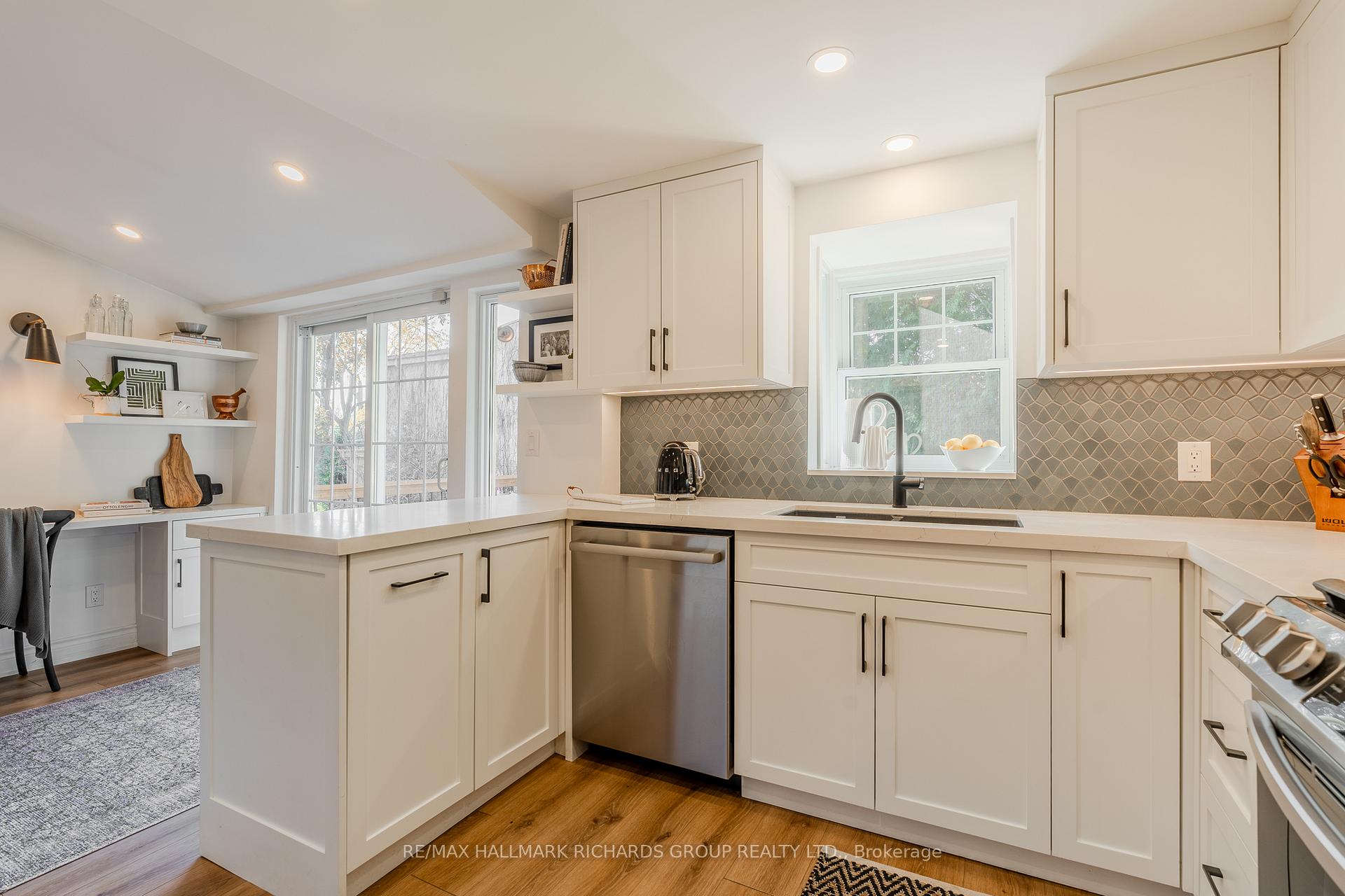 Photo 13 of 310 Lee Avenue, Toronto, The Beaches — HOMEH
